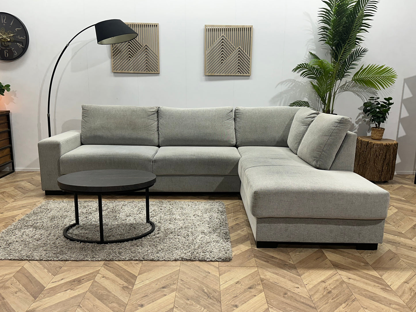 Licht Grijze Suède Stoffen Hoekbank ~ Losse Rugkussens Met Afneembare Hoezen