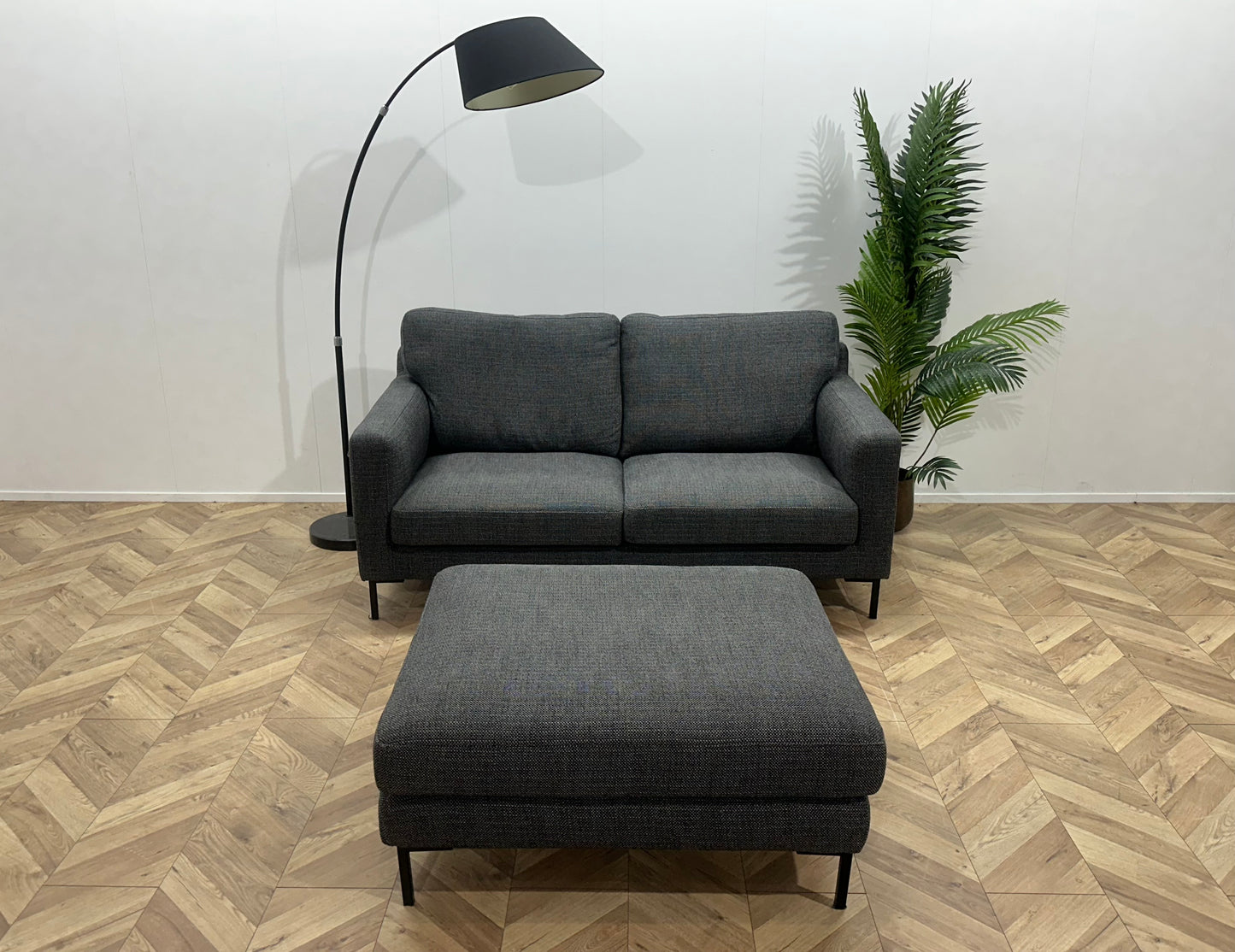 Grijze 2.5-Zits Bank Inc Hocker ~ Losse Kussens Met Afneembare Hoezen