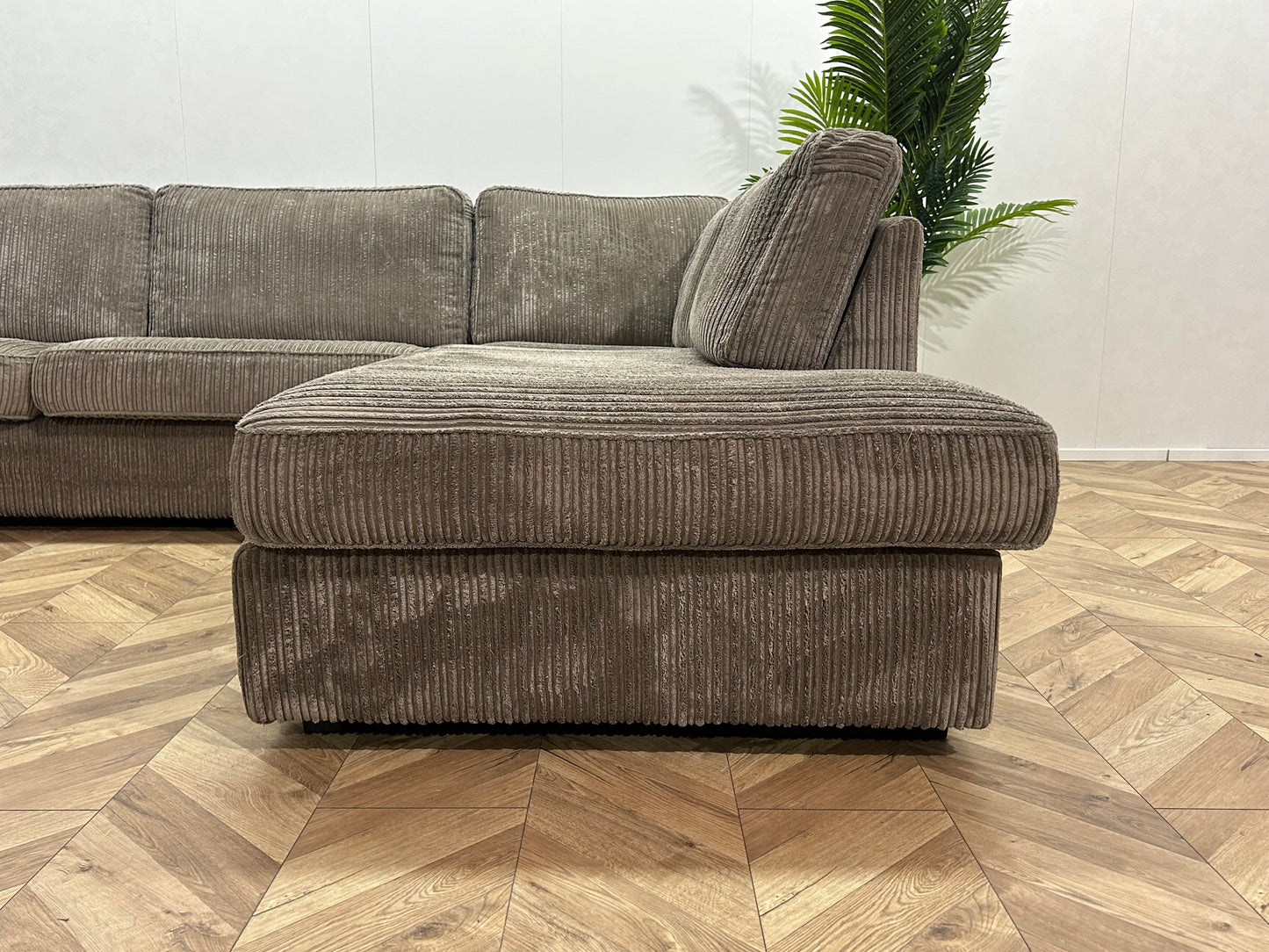 Taupe Ribstof Hoekbank ~ Losse Kussens Met Afneembare Hoezen