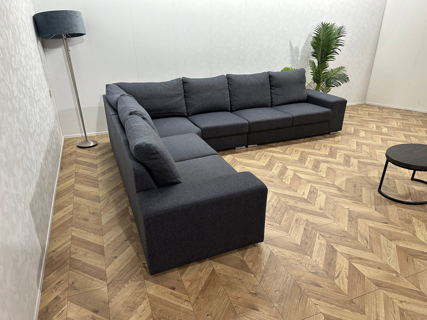 Grijze Ruime Hoekbank ~ Losse Rugkussens Met Afneembare Hoezen