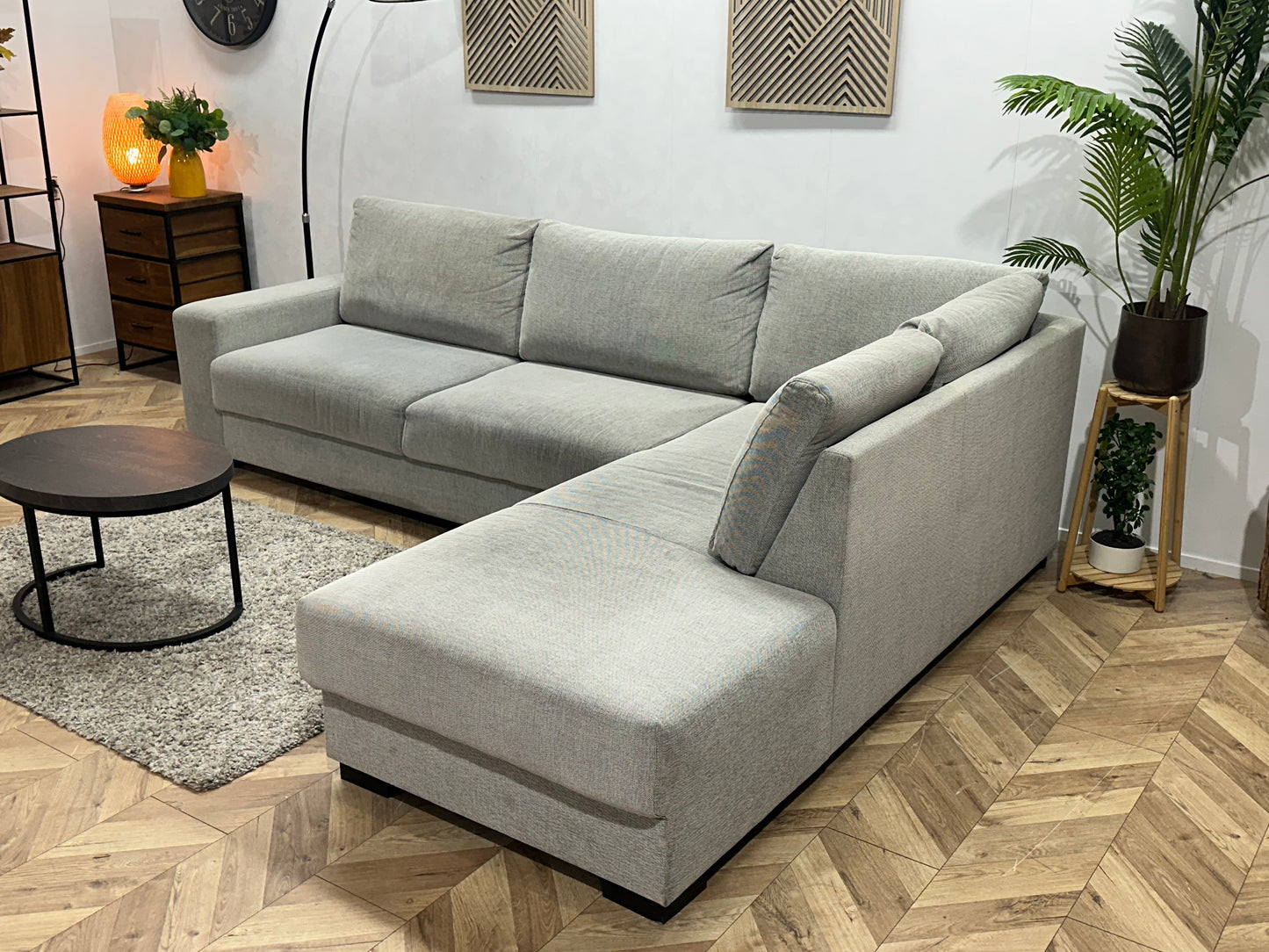 Licht Grijze Suède Stoffen Hoekbank ~ Losse Rugkussens Met Afneembare Hoezen