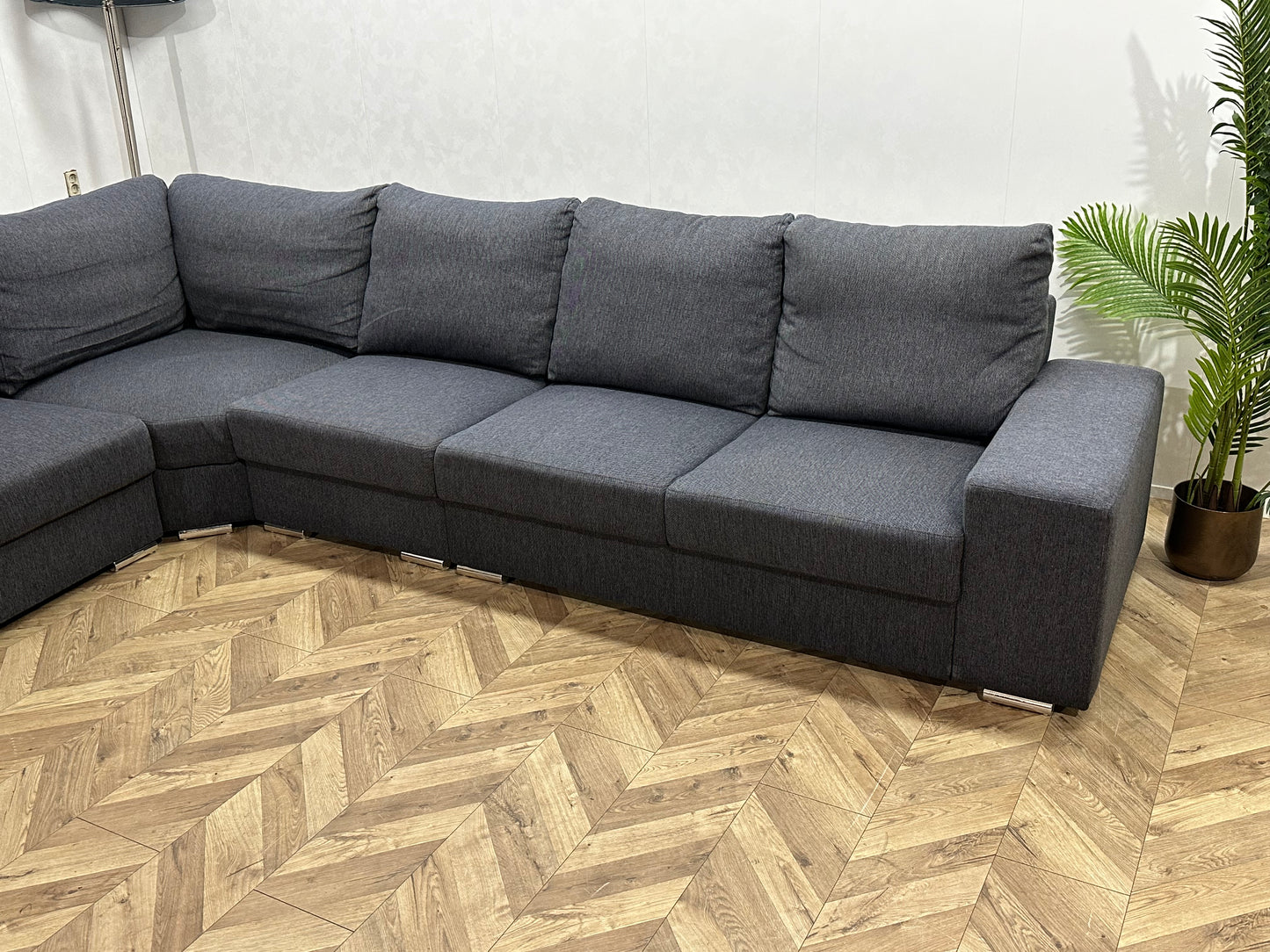 Grijze Ruime Hoekbank ~ Losse Rugkussens Met Afneembare Hoezen