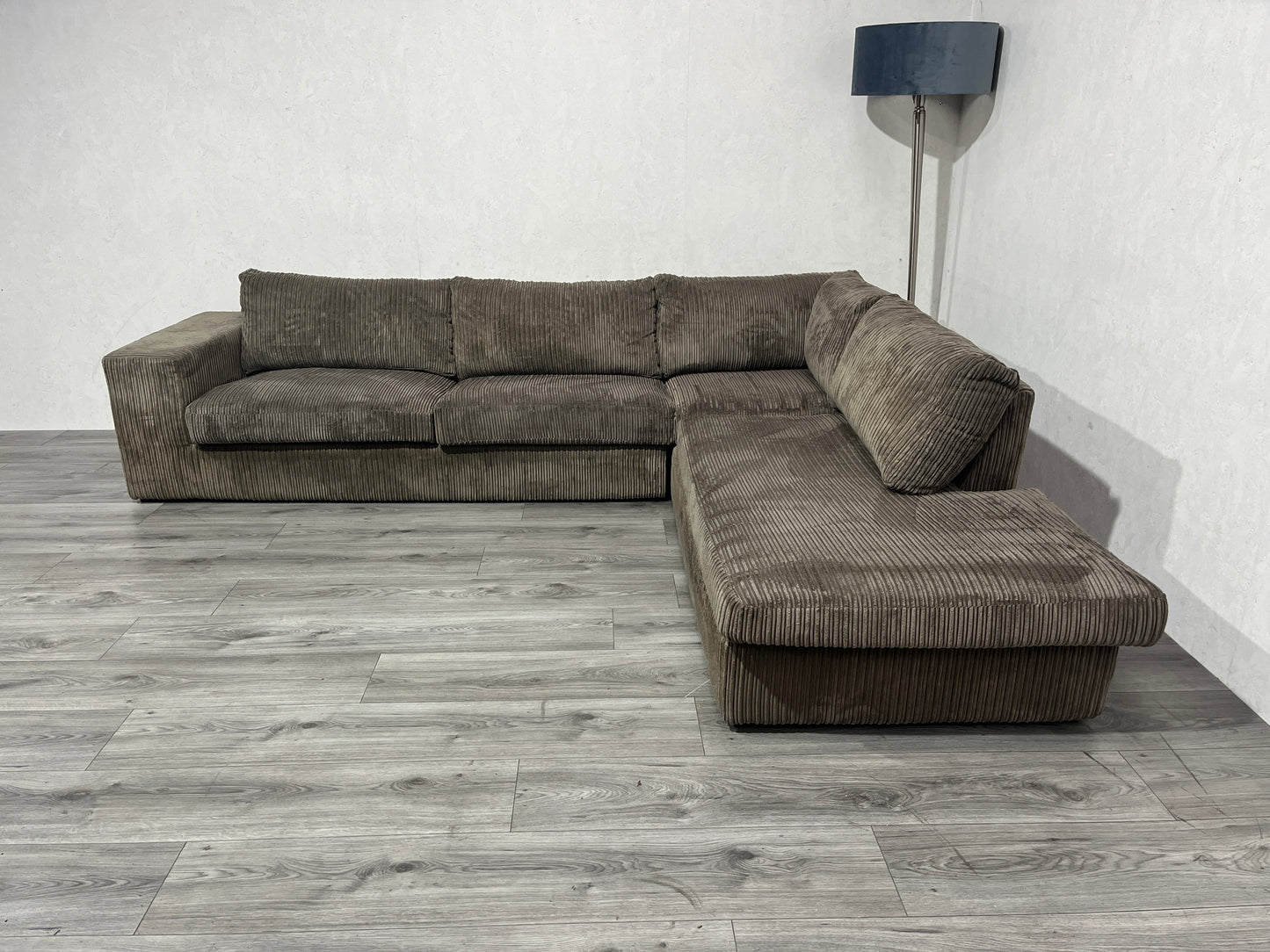 Ruime Taupe Ribstof Hoekbank