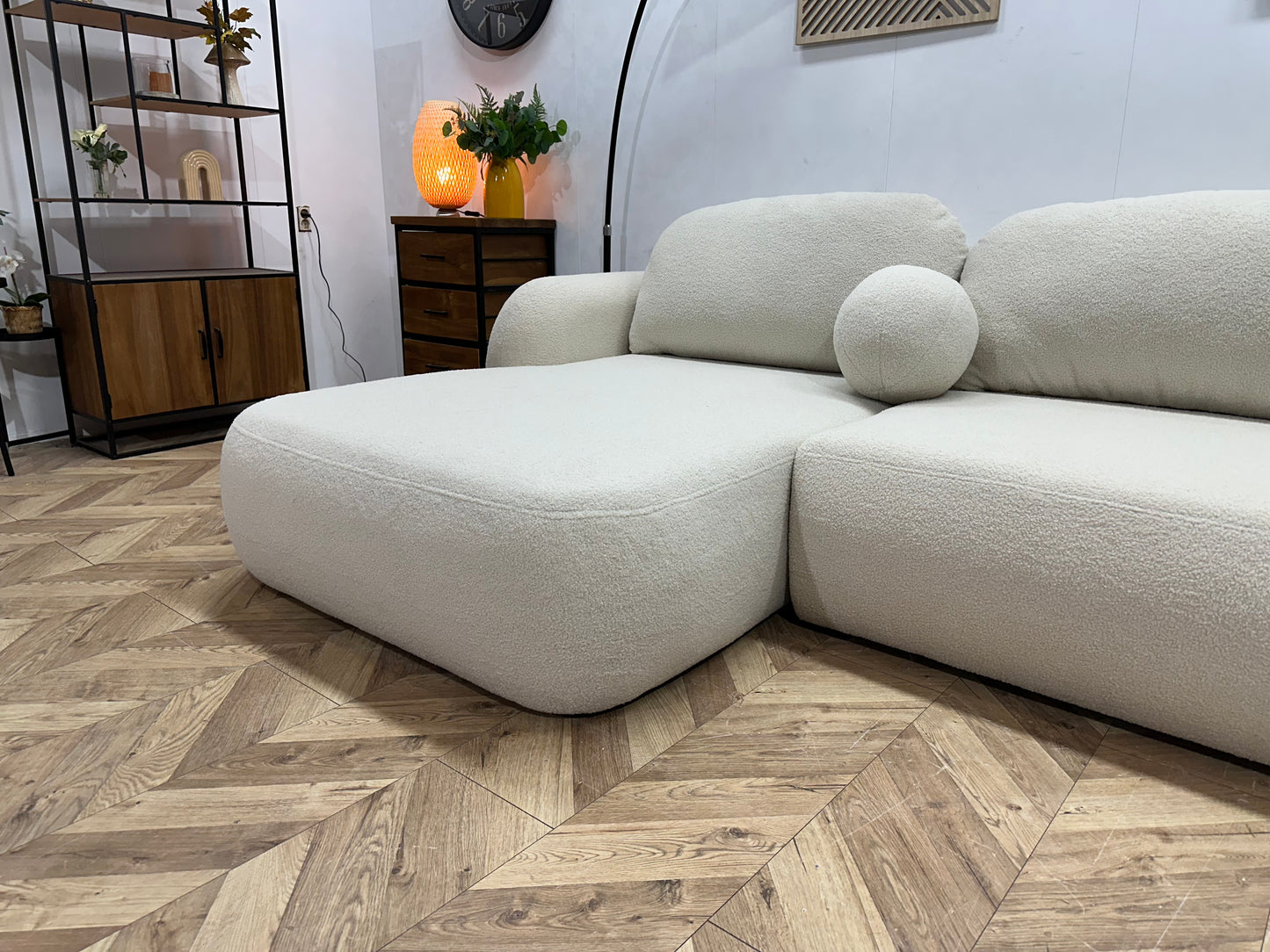 !Showroommodel! Crème Bouclé Stof Hoekbank ~ Losse Rugkussens