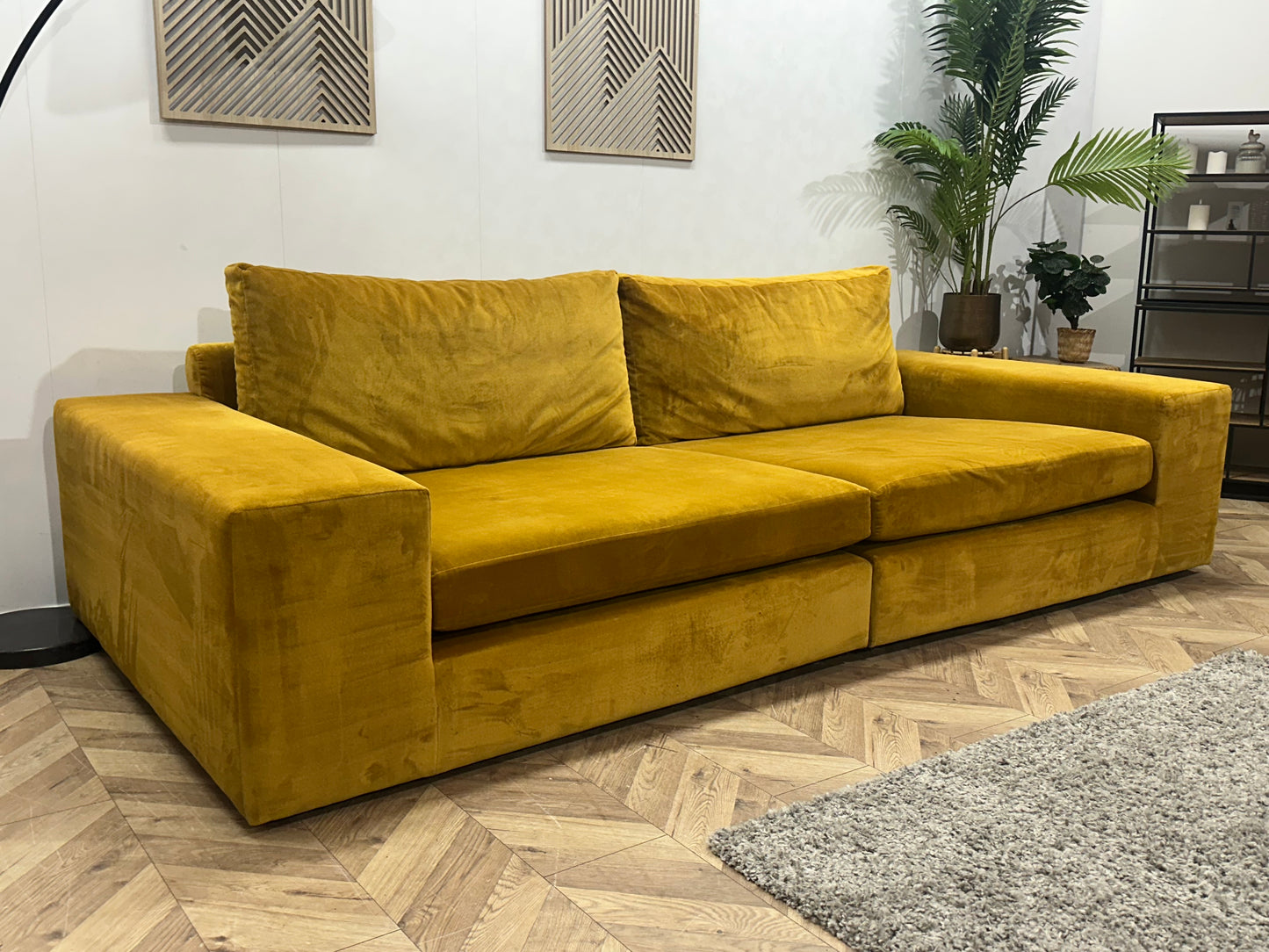 (1) Gele Velvet Rechte Bank ~ Losse Kussens Met Afneembare Hoezen