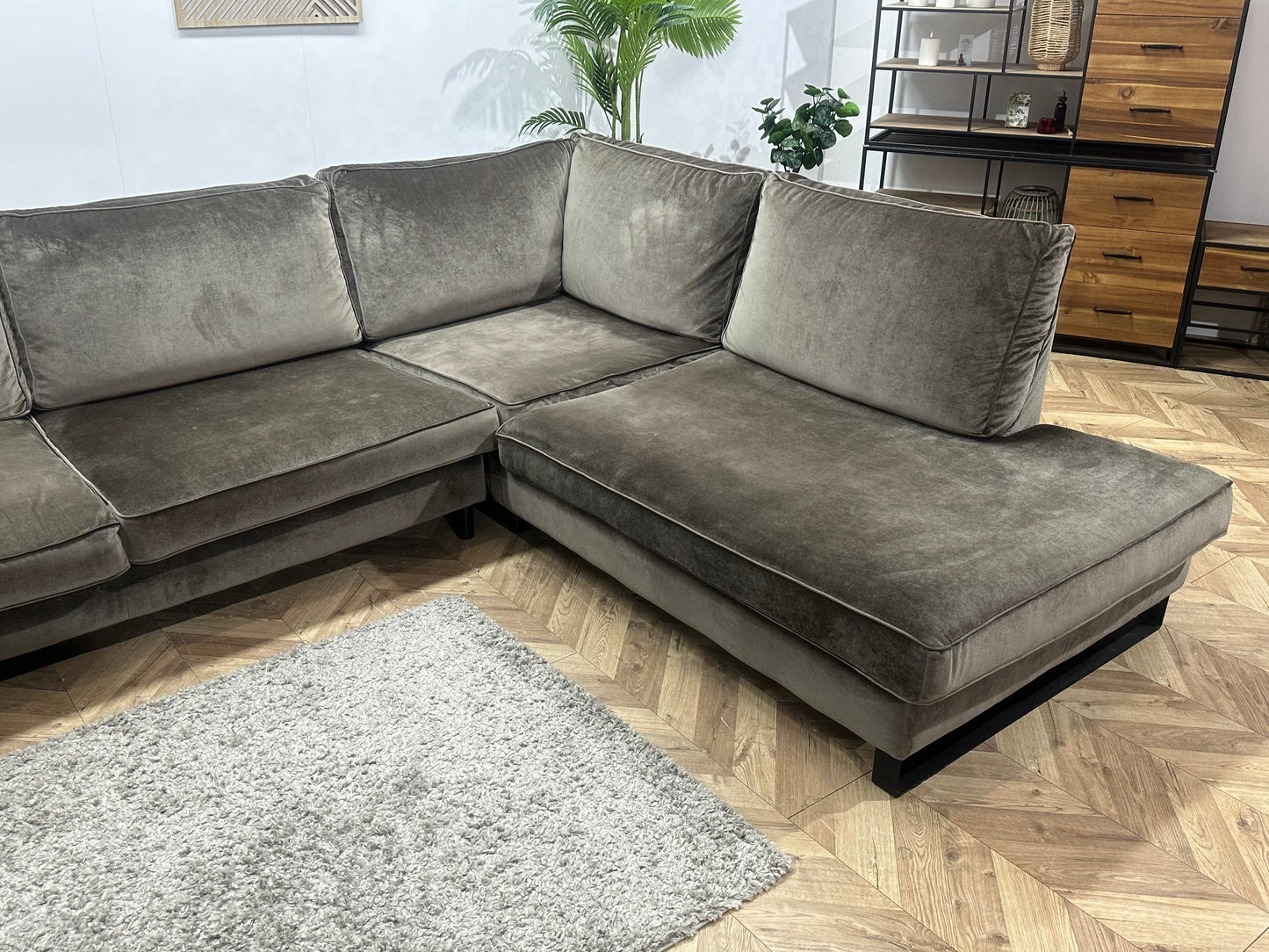 Bruine Velvet Hoekbank ~ Losse Kussens Met Afneembare Hoezen
