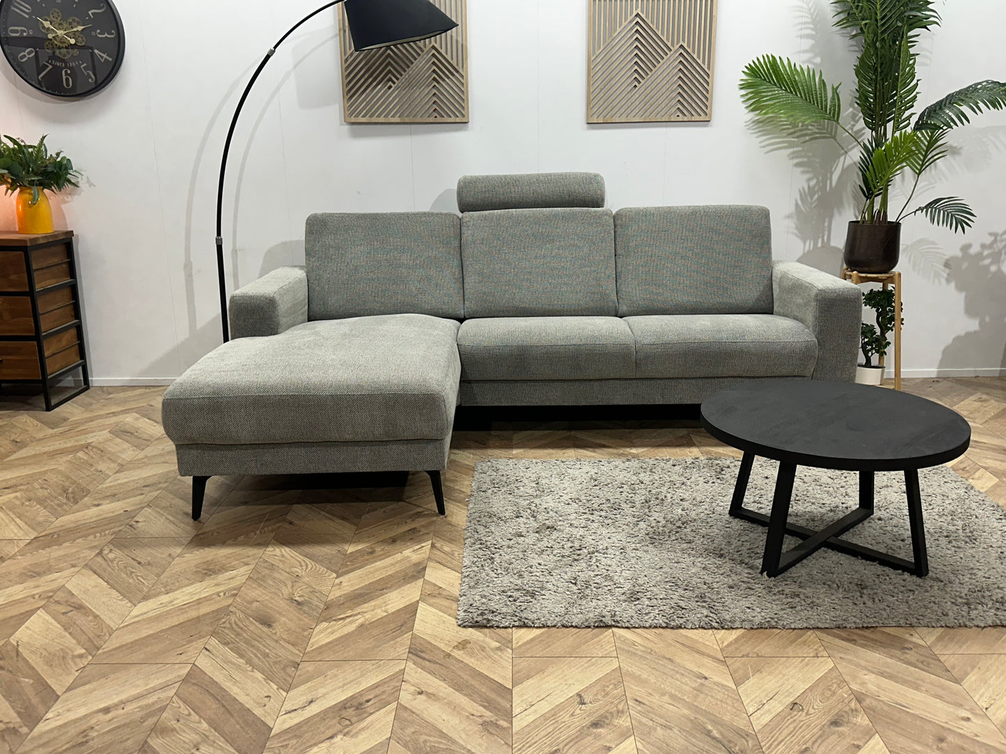 Licht Grijze Suede Stoffen Hoekbank ~ Losse Rugkussens Met Afneembare Hoezen