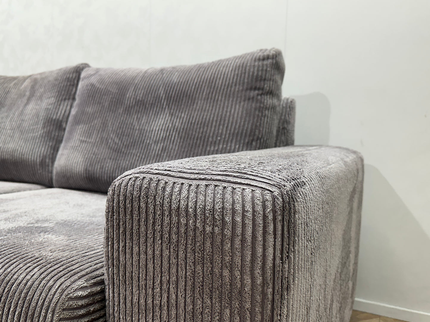 Licht Grijze Ribstof Hoekbank ~ Losse Kussens Met Afneembare Hoezen