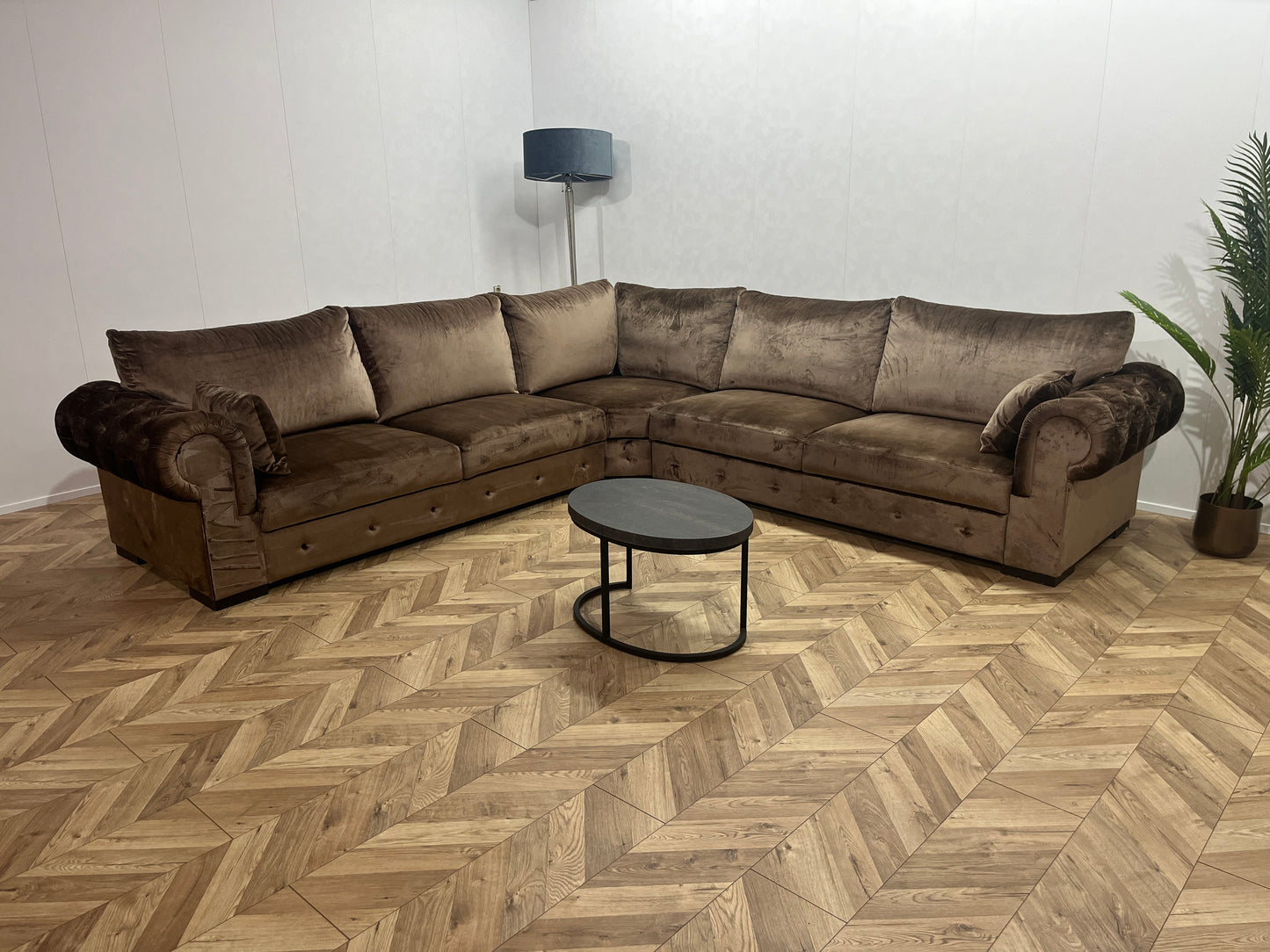 Bruine Velvet Eric Kuster Hoekbank ~ gecaptionneerd