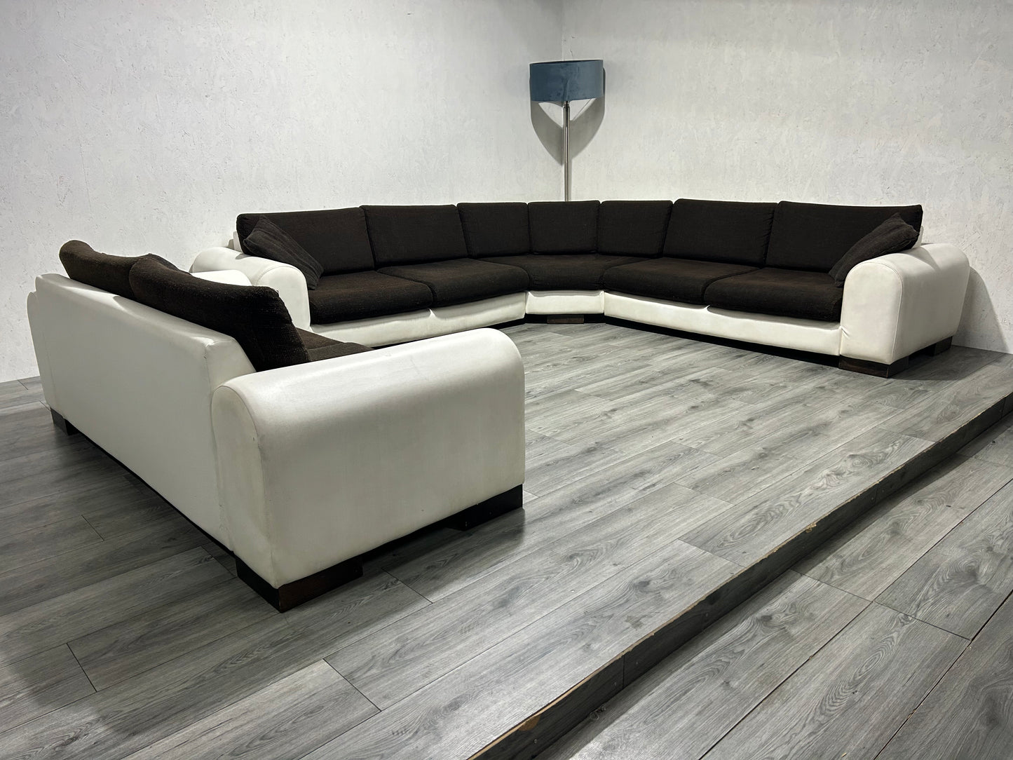 Wit/Bruine Lederen/Stoffen Banken Set ~ Losse Kussens Met Afneembare Hoezen