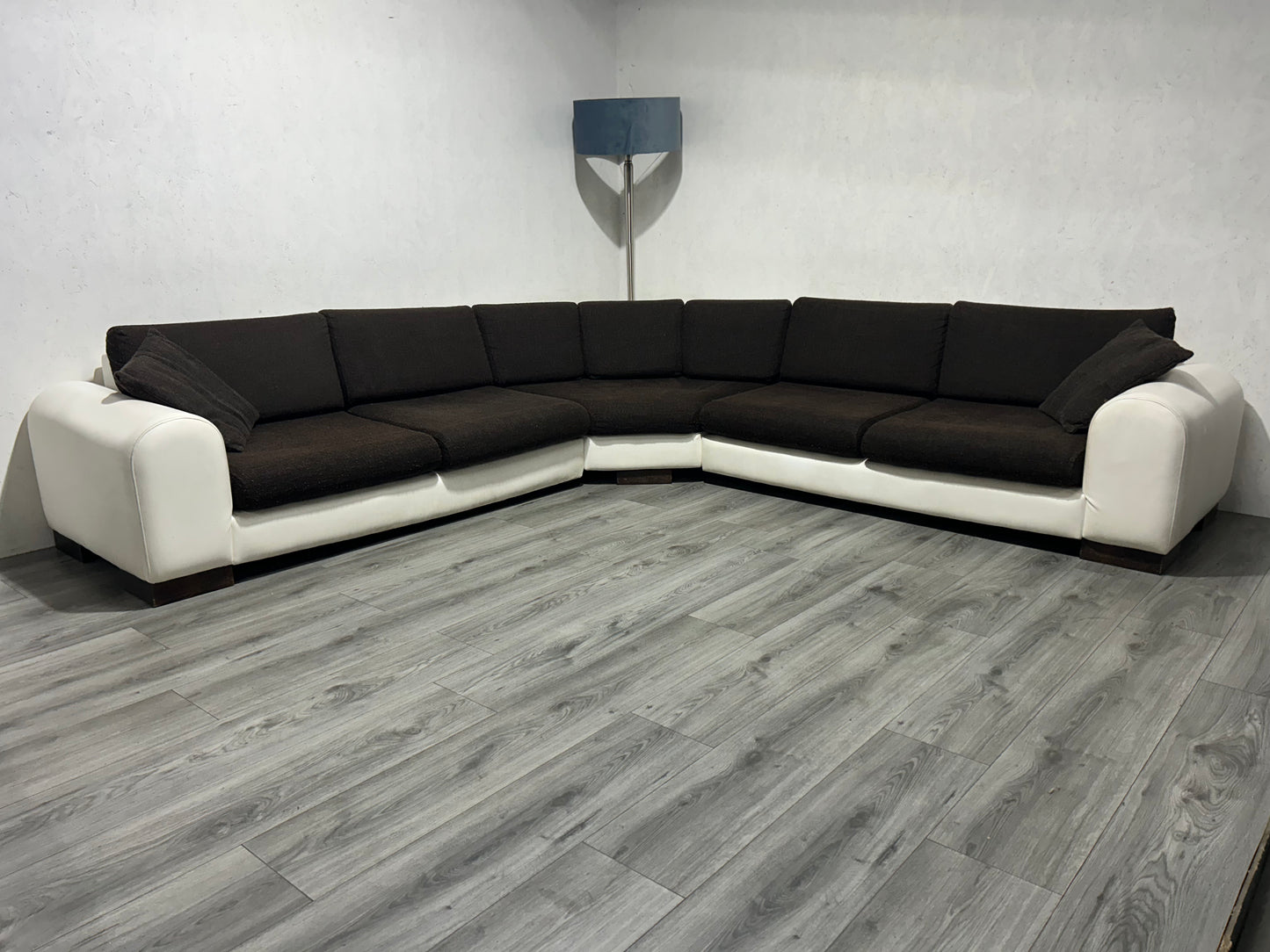 Wit/Bruine Lederen/Stoffen Banken Set ~ Losse Kussens Met Afneembare Hoezen