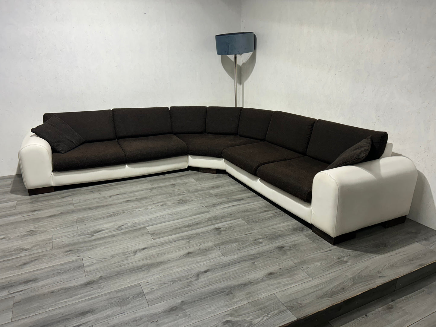 Wit/Bruine Lederen/Stoffen Banken Set ~ Losse Kussens Met Afneembare Hoezen