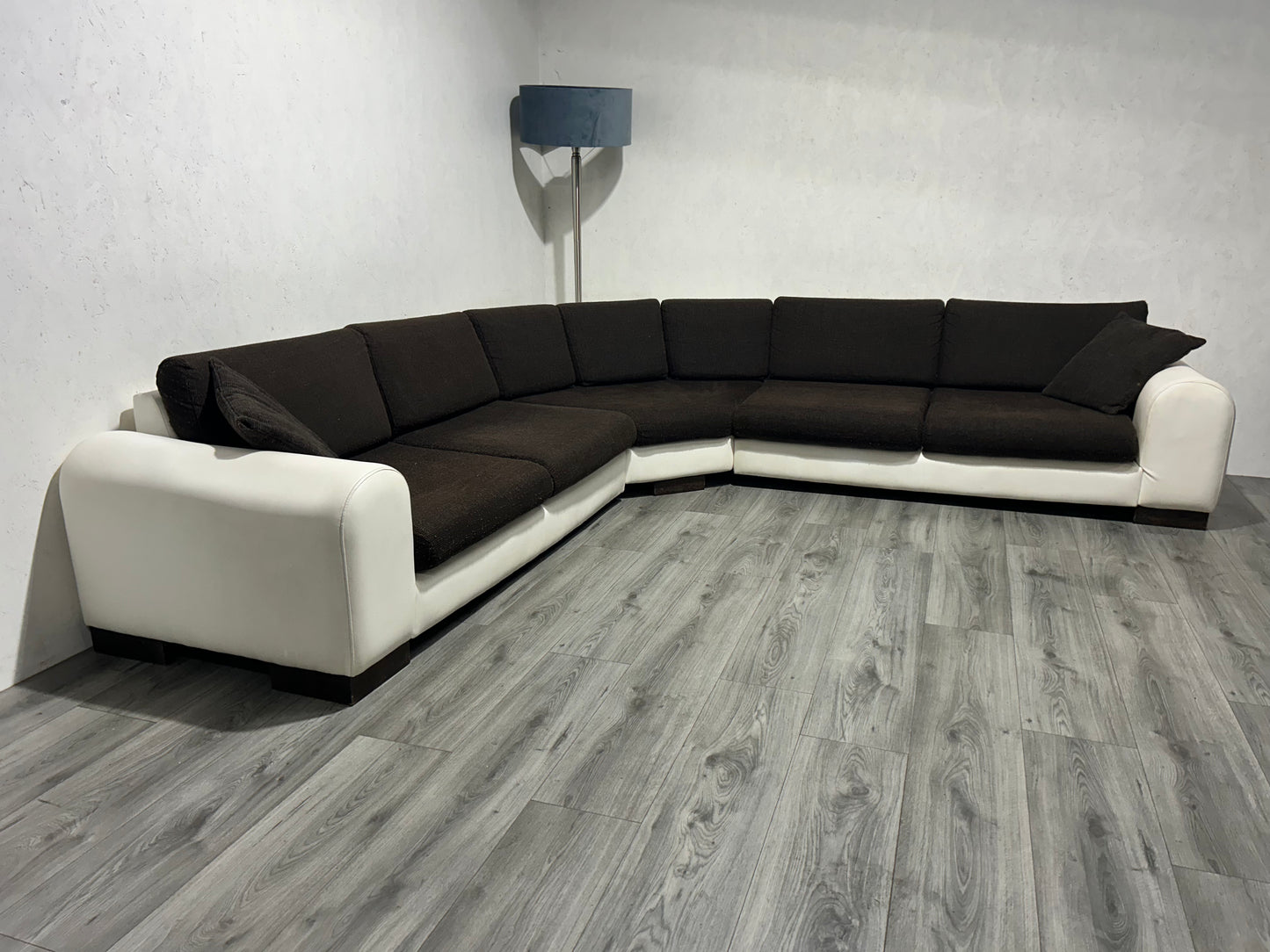 Wit/Bruine Lederen/Stoffen Banken Set ~ Losse Kussens Met Afneembare Hoezen