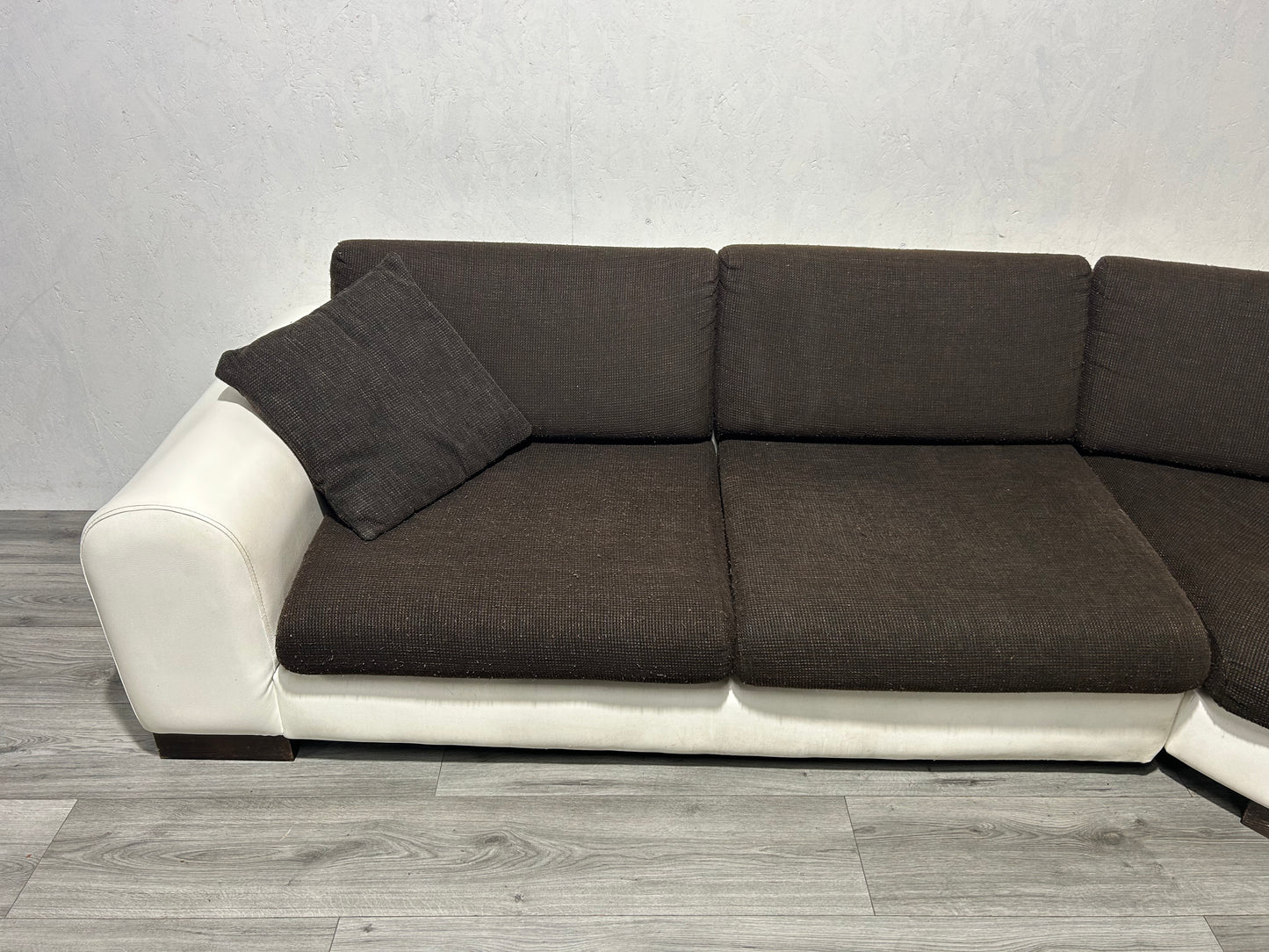 Wit/Bruine Lederen/Stoffen Banken Set ~ Losse Kussens Met Afneembare Hoezen