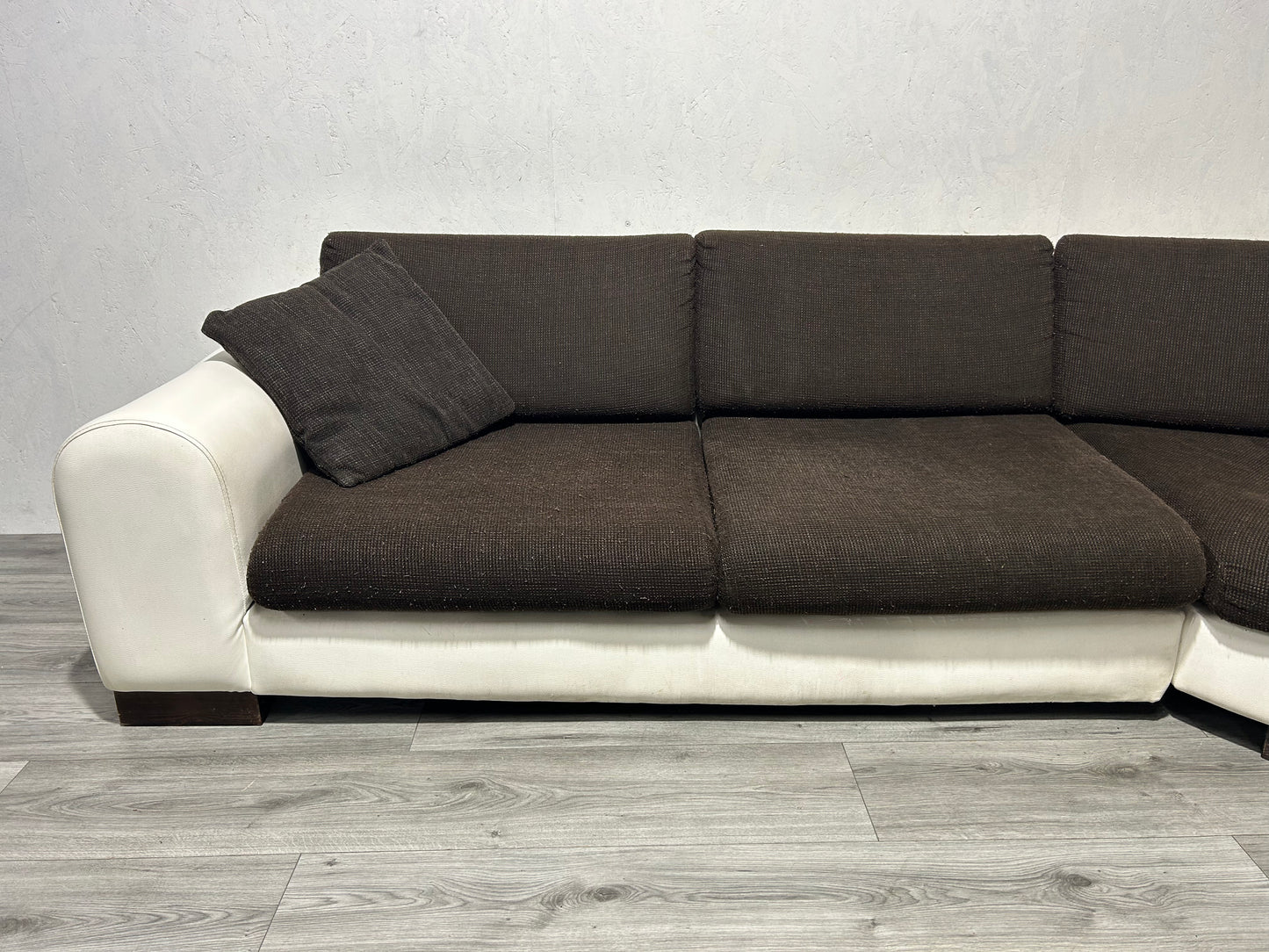 Wit/Bruine Lederen/Stoffen Banken Set ~ Losse Kussens Met Afneembare Hoezen