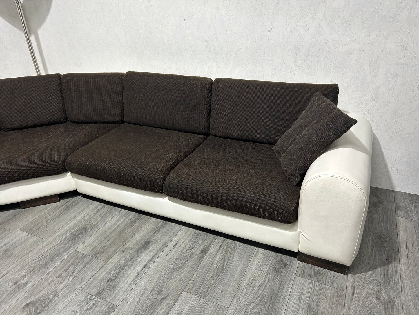 Wit/Bruine Lederen/Stoffen Banken Set ~ Losse Kussens Met Afneembare Hoezen