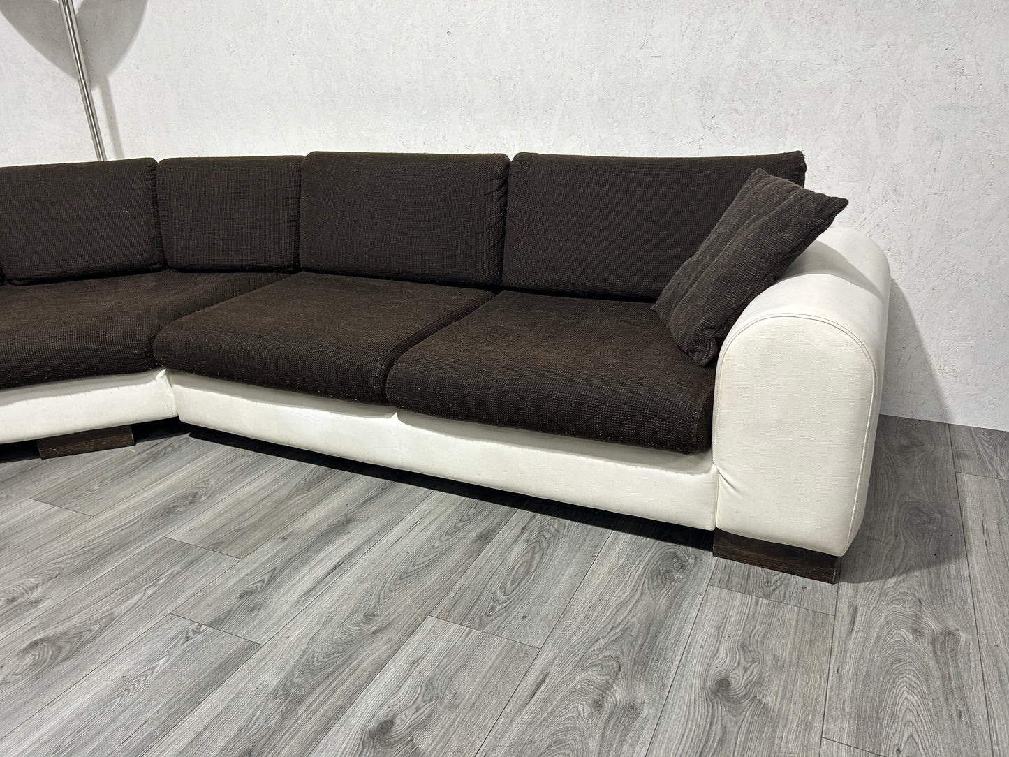 Wit/Bruine Lederen/Stoffen Banken Set ~ Losse Kussens Met Afneembare Hoezen