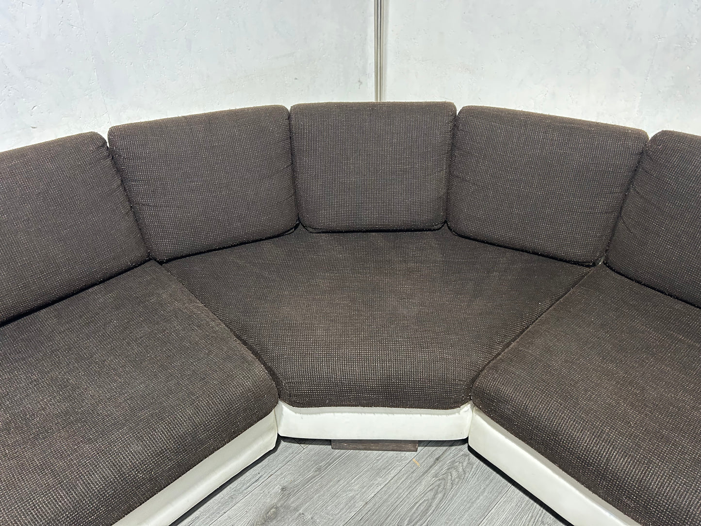 Wit/Bruine Lederen/Stoffen Banken Set ~ Losse Kussens Met Afneembare Hoezen