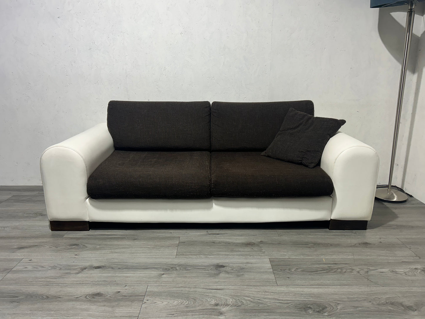 Wit/Bruine Lederen/Stoffen Banken Set ~ Losse Kussens Met Afneembare Hoezen