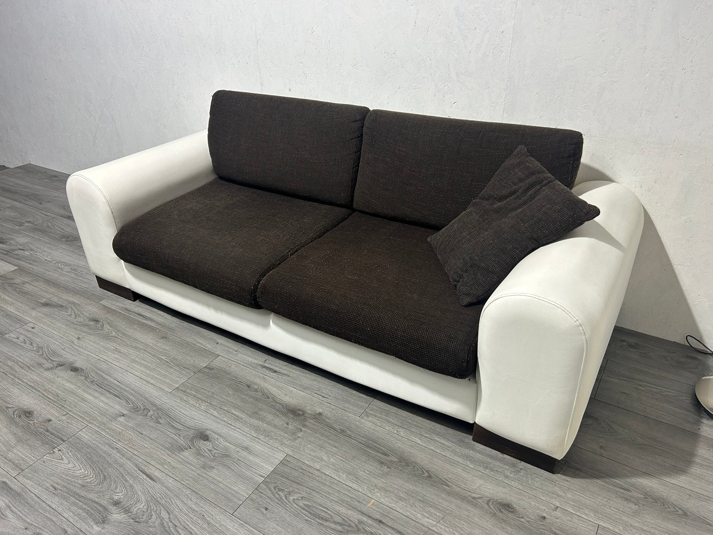Wit/Bruine Lederen/Stoffen Banken Set ~ Losse Kussens Met Afneembare Hoezen