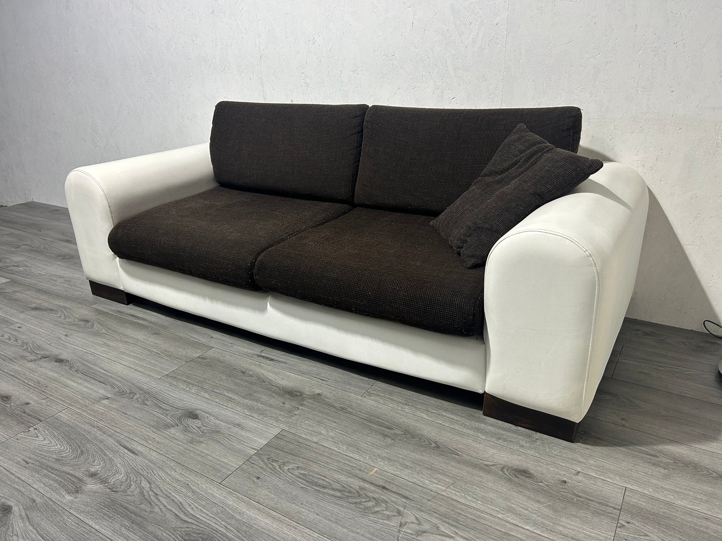 Wit/Bruine Lederen/Stoffen Banken Set ~ Losse Kussens Met Afneembare Hoezen