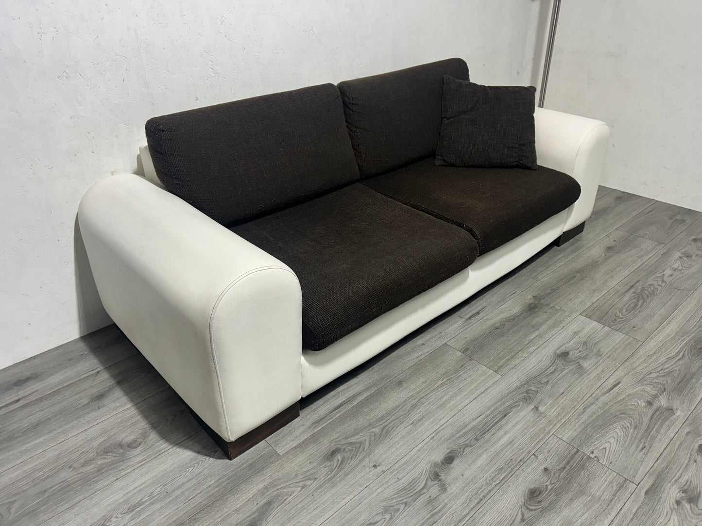 Wit/Bruine Lederen/Stoffen Banken Set ~ Losse Kussens Met Afneembare Hoezen