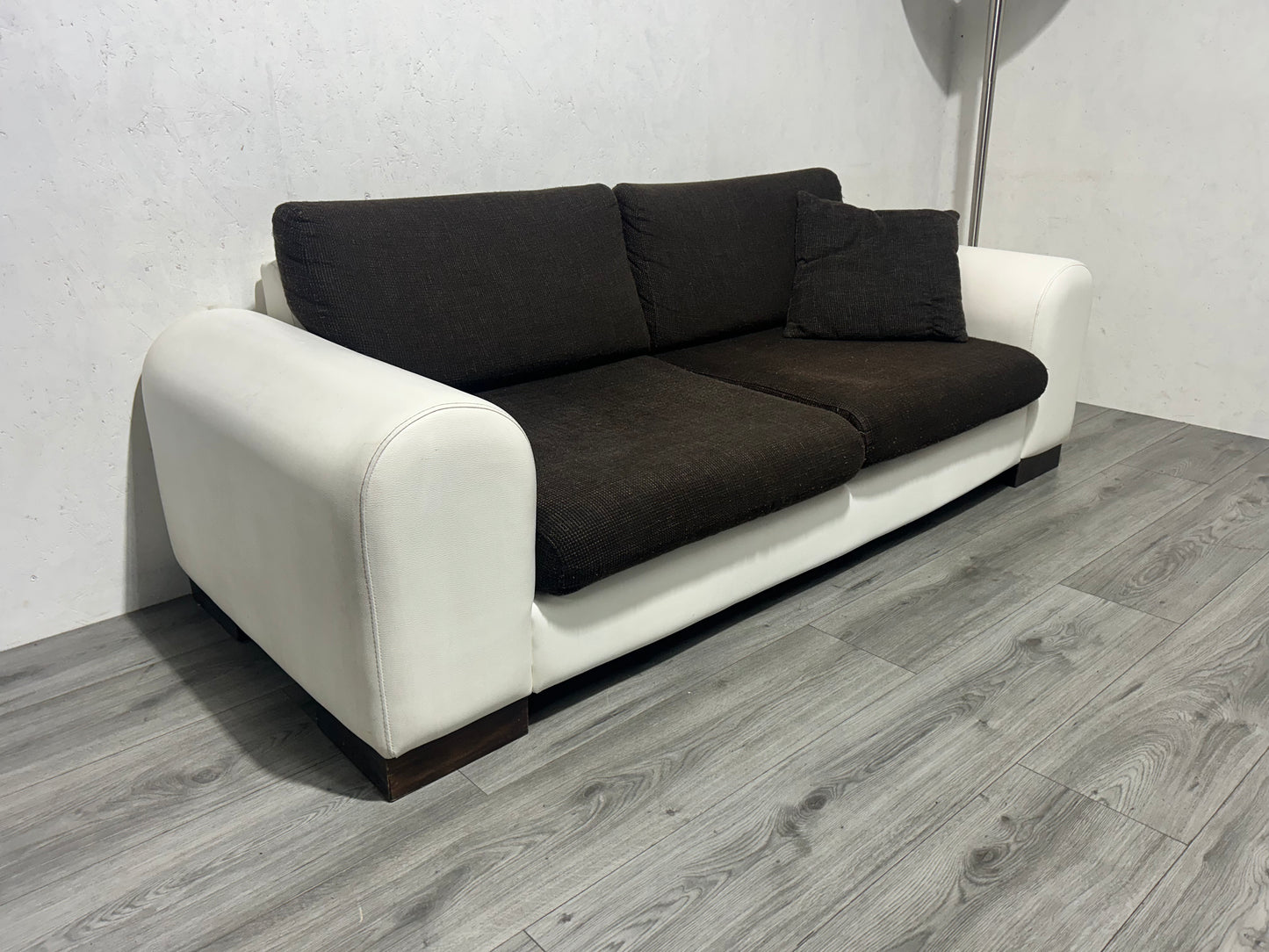 Wit/Bruine Lederen/Stoffen Banken Set ~ Losse Kussens Met Afneembare Hoezen