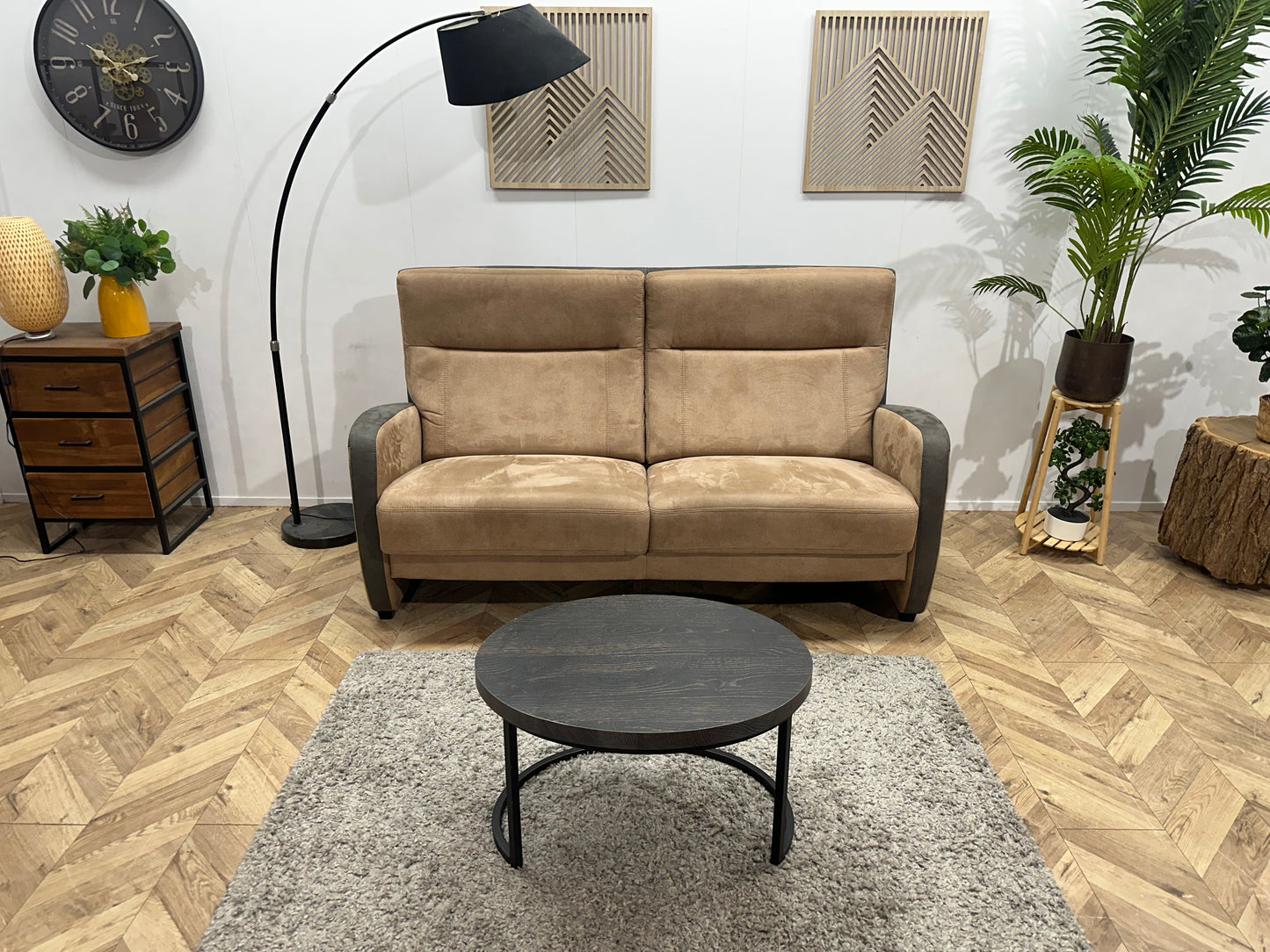 Prominent Cognac Bruine Suède Stoffen 2,5-Zits Bank ~ Nieuwstaat