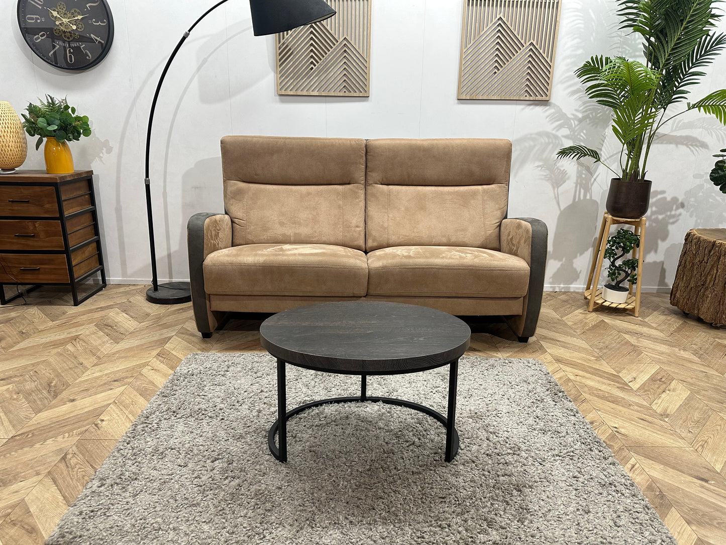 Prominent Cognac Bruine Suède Stoffen 2,5-Zits Bank ~ Nieuwstaat