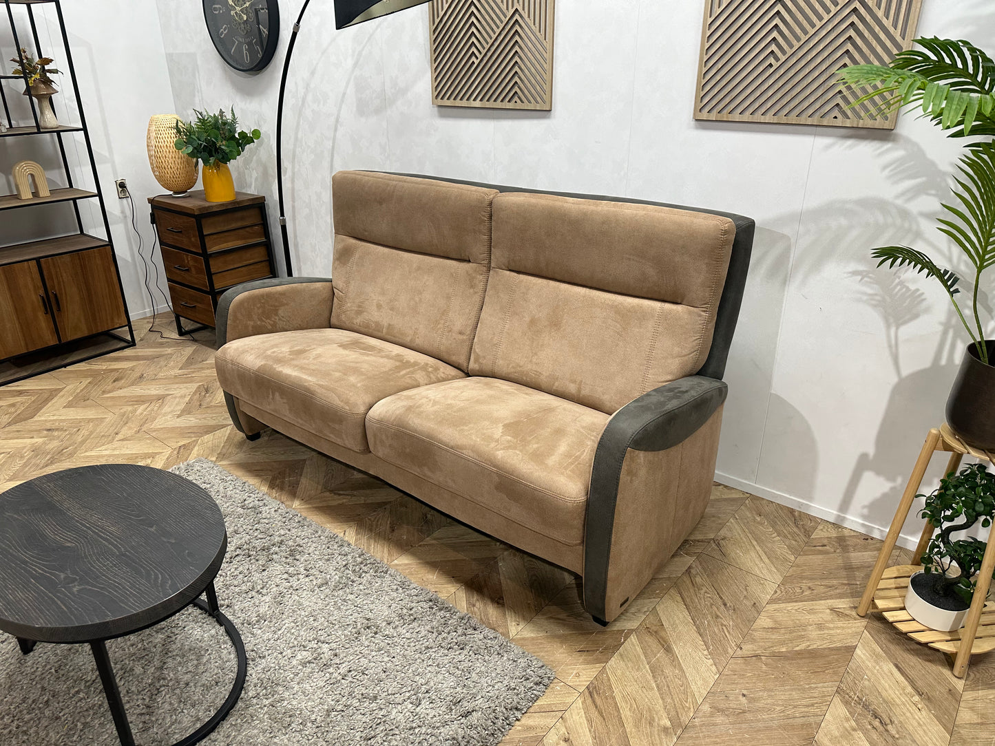 Prominent Cognac Bruine Suède Stoffen 2,5-Zits Bank ~ Nieuwstaat