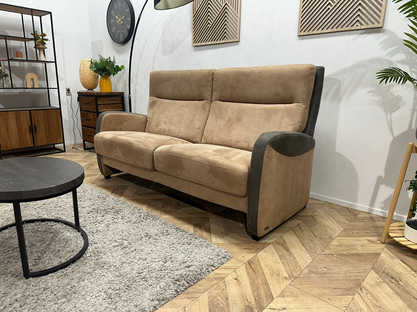 Prominent Cognac Bruine Suède Stoffen 2,5-Zits Bank ~ Nieuwstaat