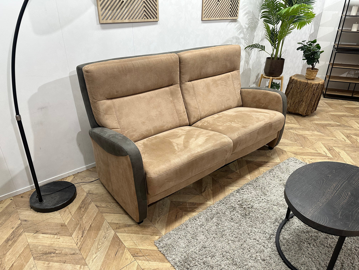 Prominent Cognac Bruine Suède Stoffen 2,5-Zits Bank ~ Nieuwstaat