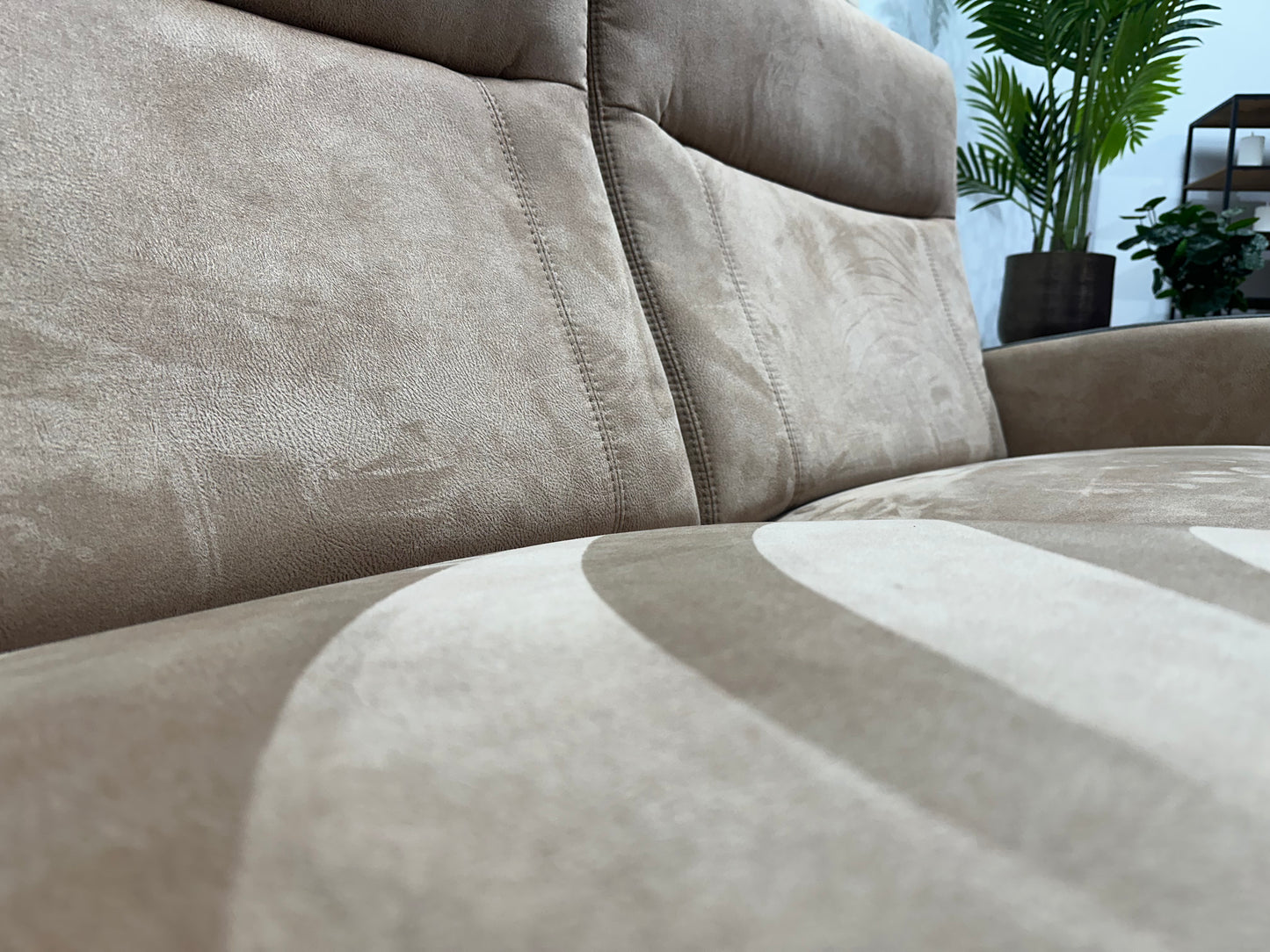 Prominent Cognac Bruine Suède Stoffen 2,5-Zits Bank ~ Nieuwstaat