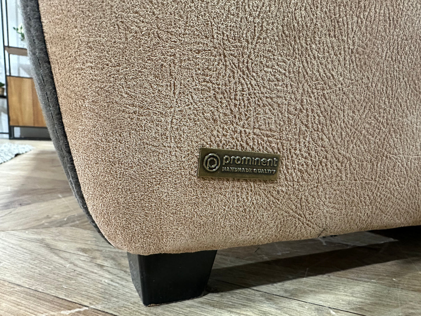 Prominent Cognac Bruine Suède Stoffen 2,5-Zits Bank ~ Nieuwstaat