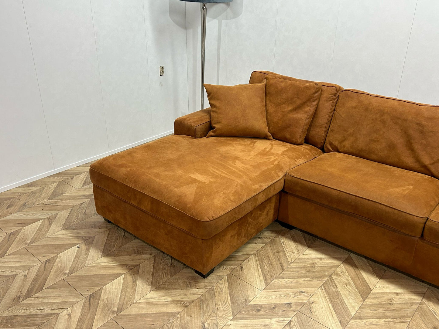 Trendhopper Cognac Bruine Suède Stof Hoekbank ~ Nieuwstaat