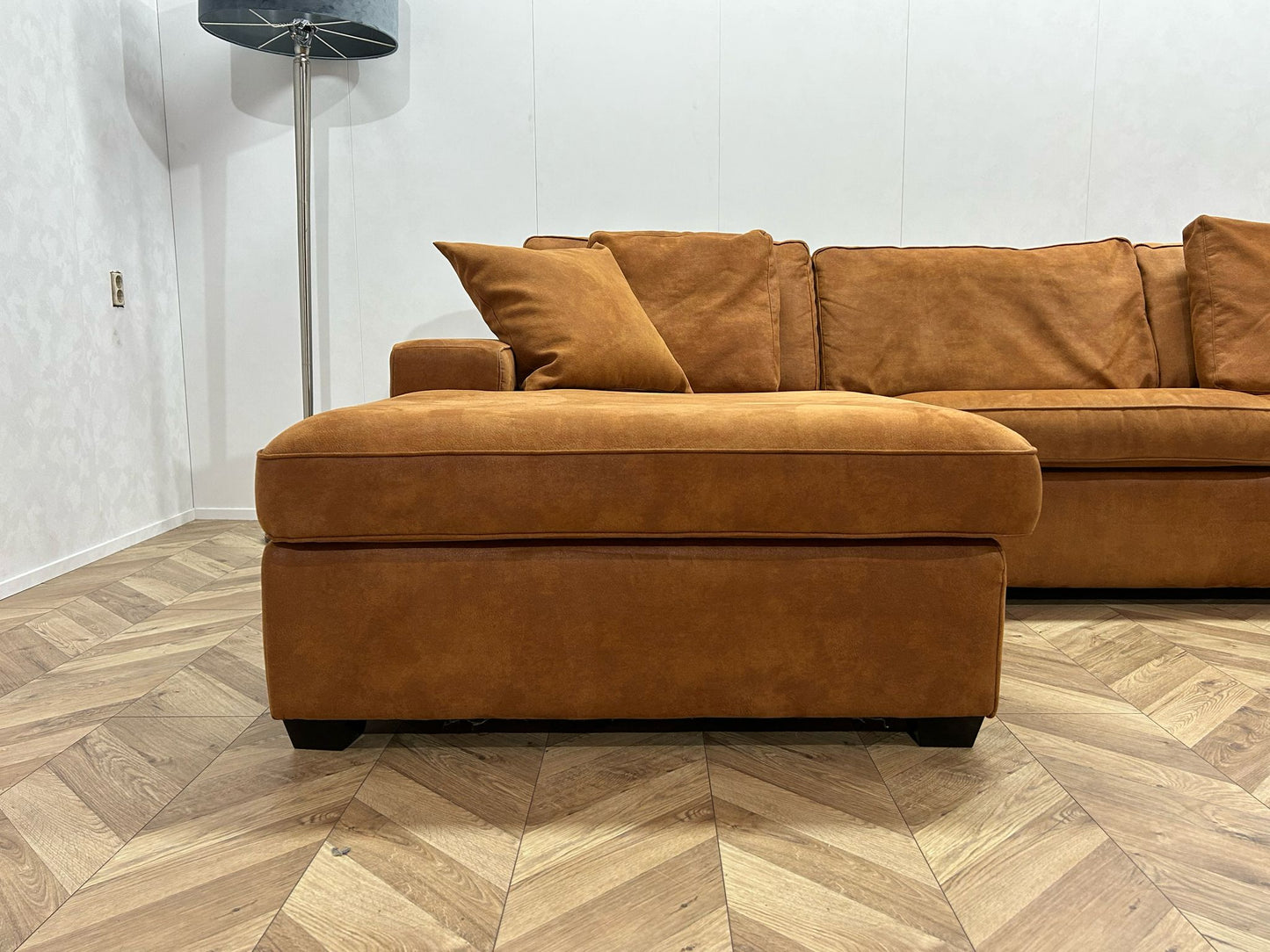 Trendhopper Cognac Bruine Suède Stof Hoekbank ~ Nieuwstaat