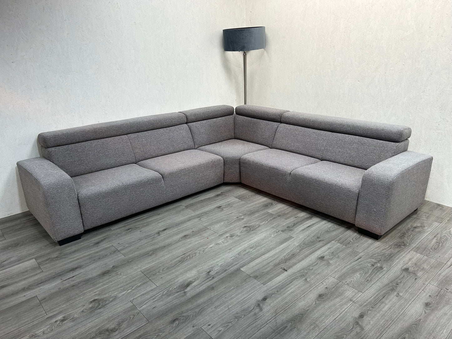 Licht Grijze Hoekbank ~ Verstelbare Hoofdsteunen ~ Nieuwstaat - Banken Bazaar