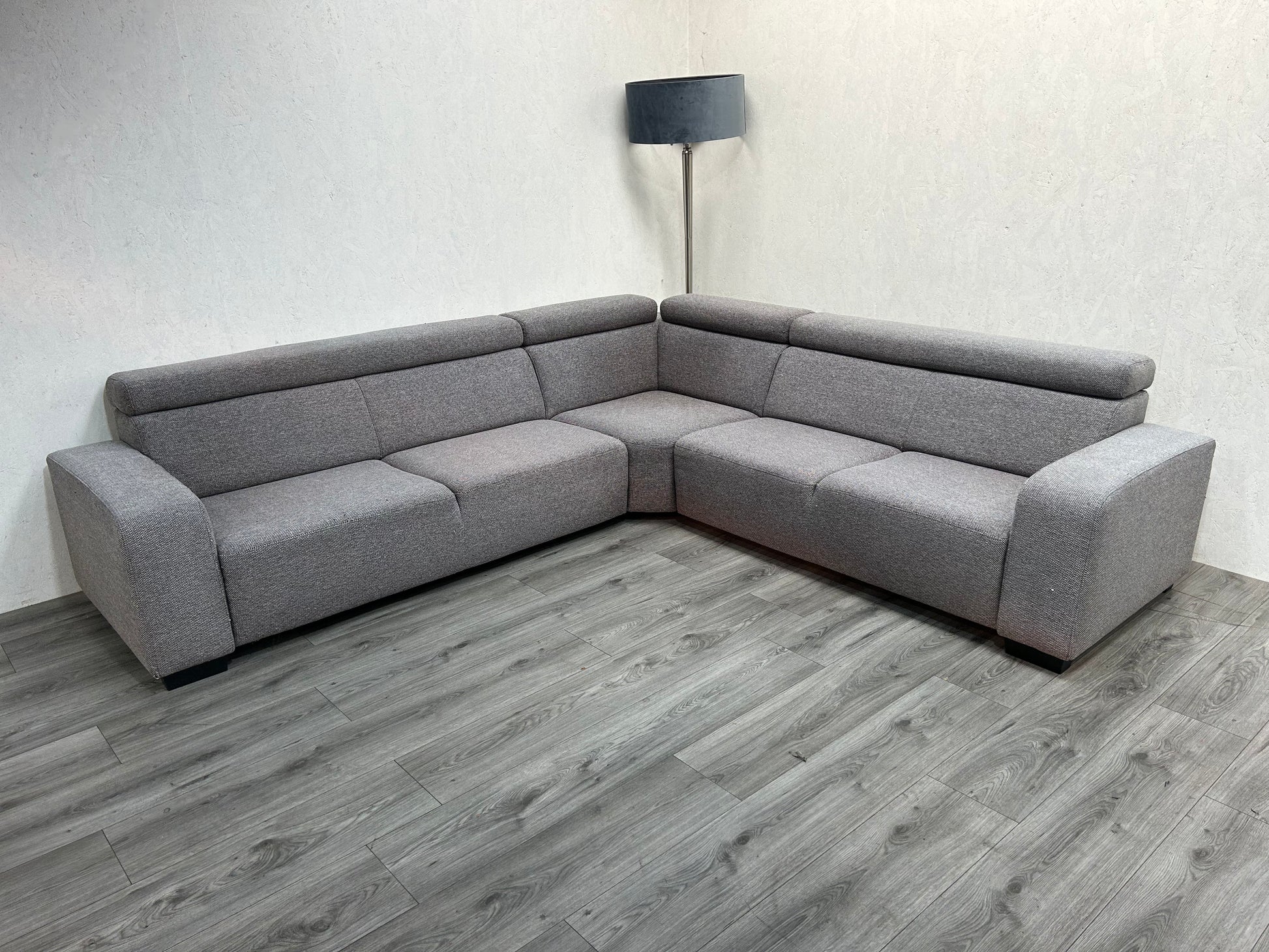 Licht Grijze Hoekbank ~ Verstelbare Hoofdsteunen ~ Nieuwstaat - Banken Bazaar