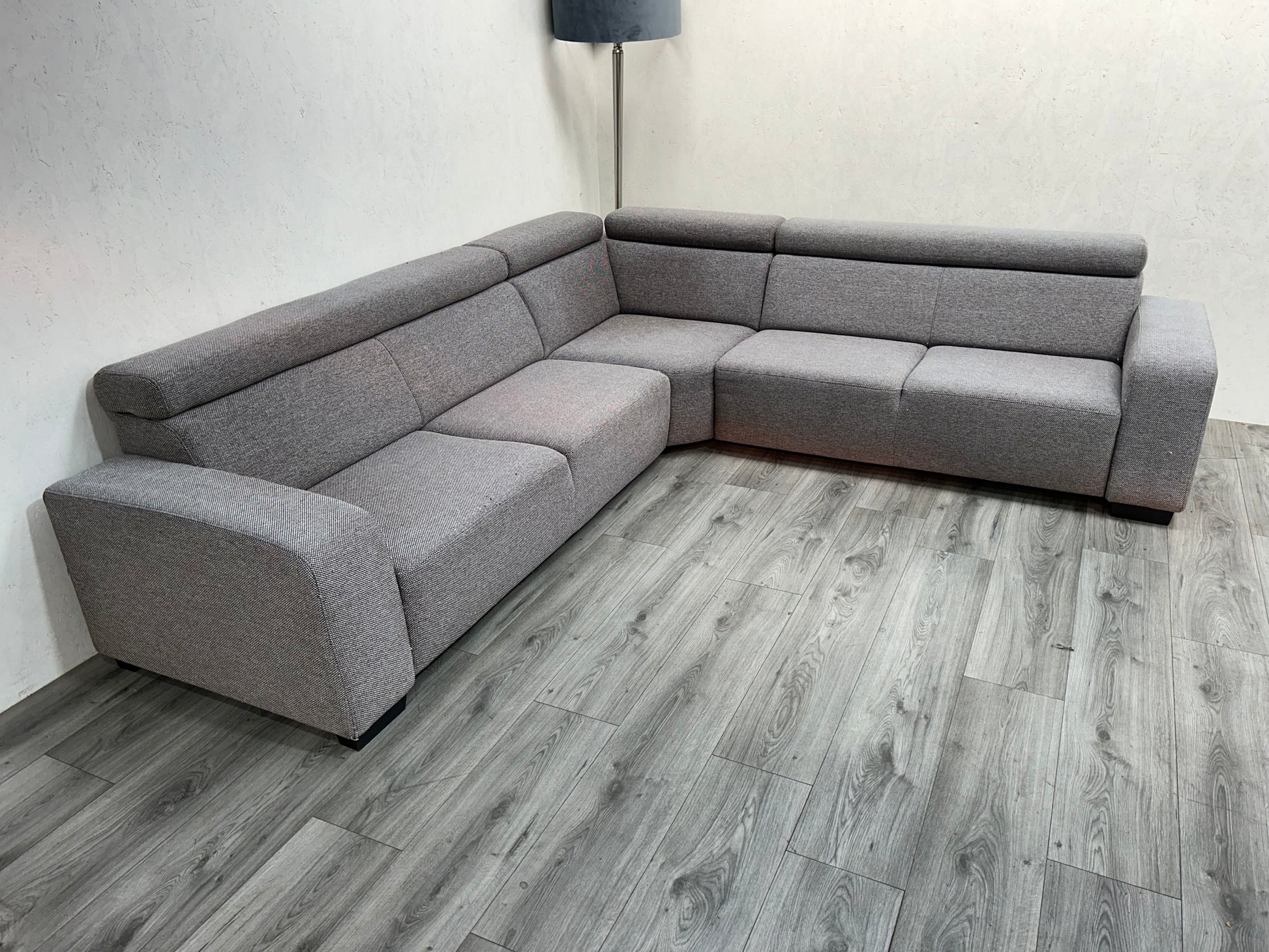 Licht Grijze Hoekbank ~ Verstelbare Hoofdsteunen ~ Nieuwstaat - Banken Bazaar