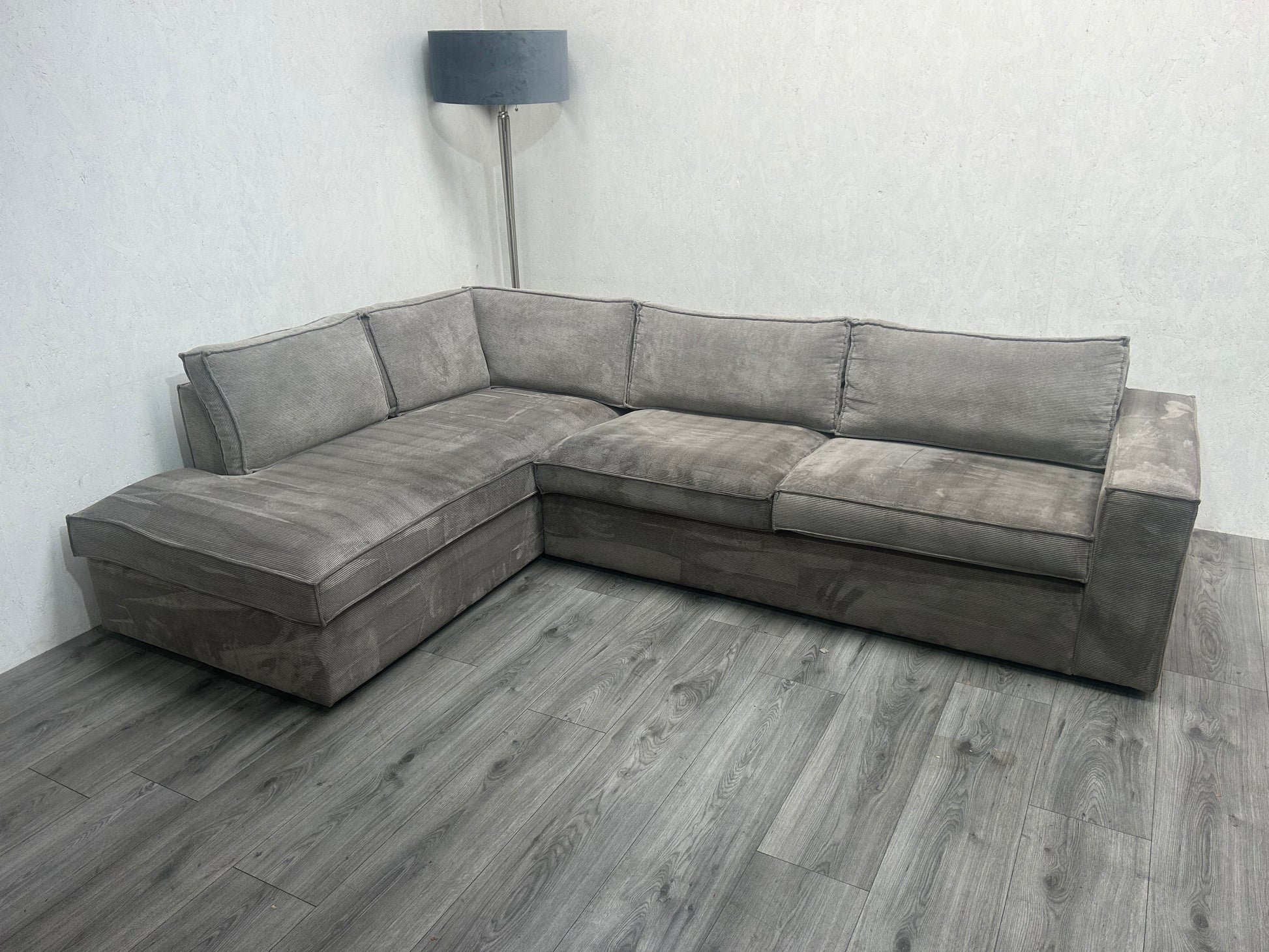WOOD Licht Grijze Ribstof Hoekbank ~ Nieuwstaat - Banken Bazaar