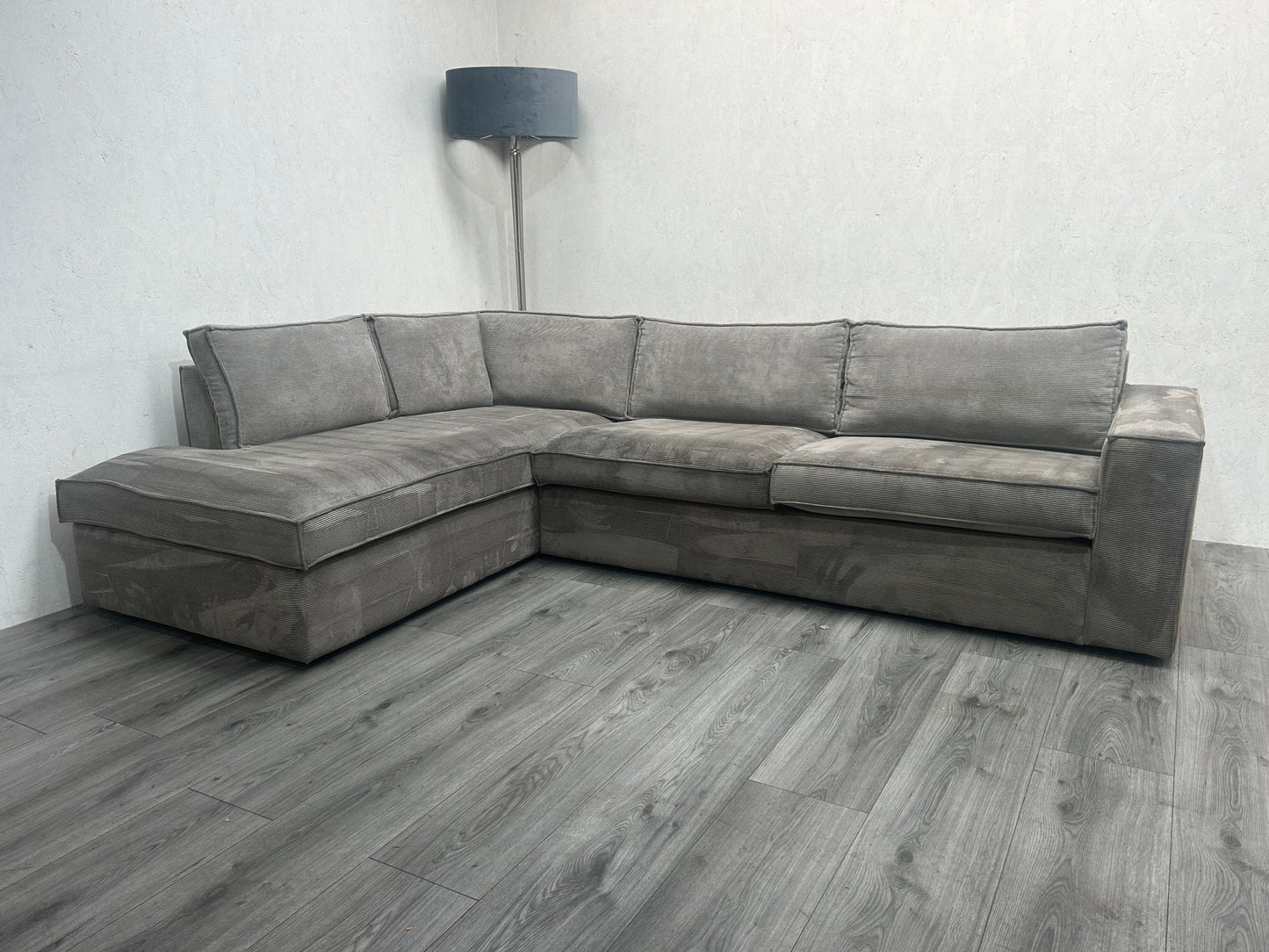 WOOD Licht Grijze Ribstof Hoekbank ~ Nieuwstaat - Banken Bazaar