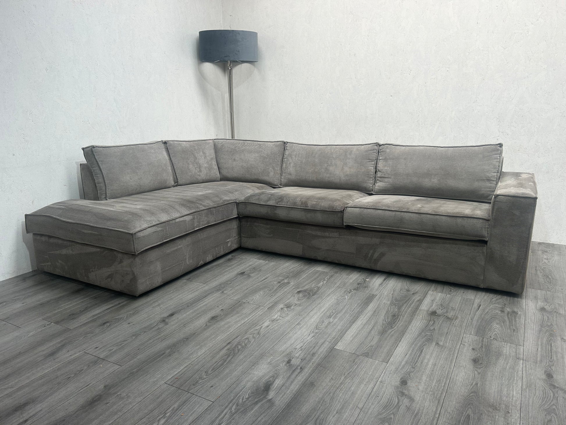 WOOD Licht Grijze Ribstof Hoekbank ~ Nieuwstaat - Banken Bazaar