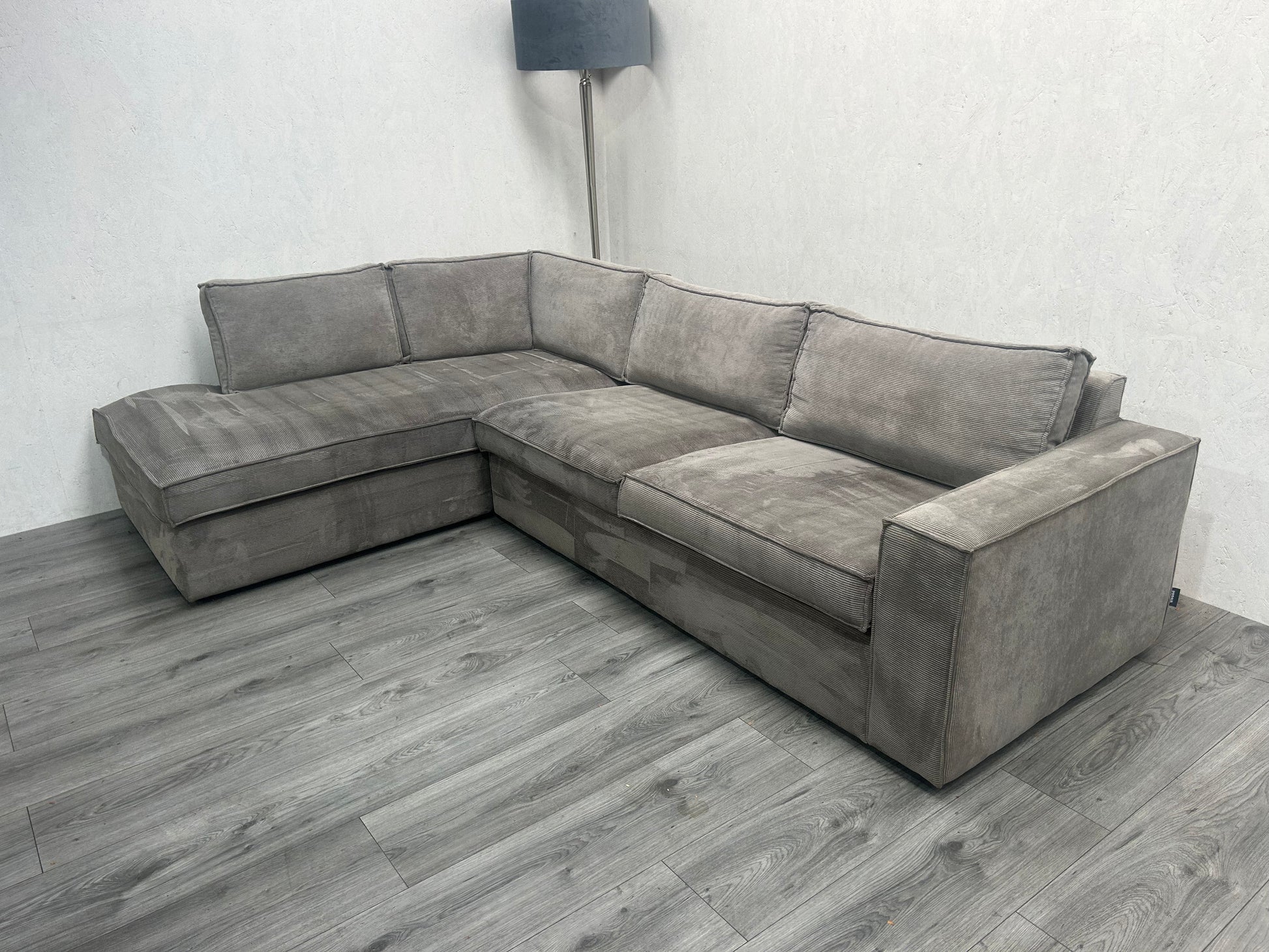 WOOD Licht Grijze Ribstof Hoekbank ~ Nieuwstaat - Banken Bazaar