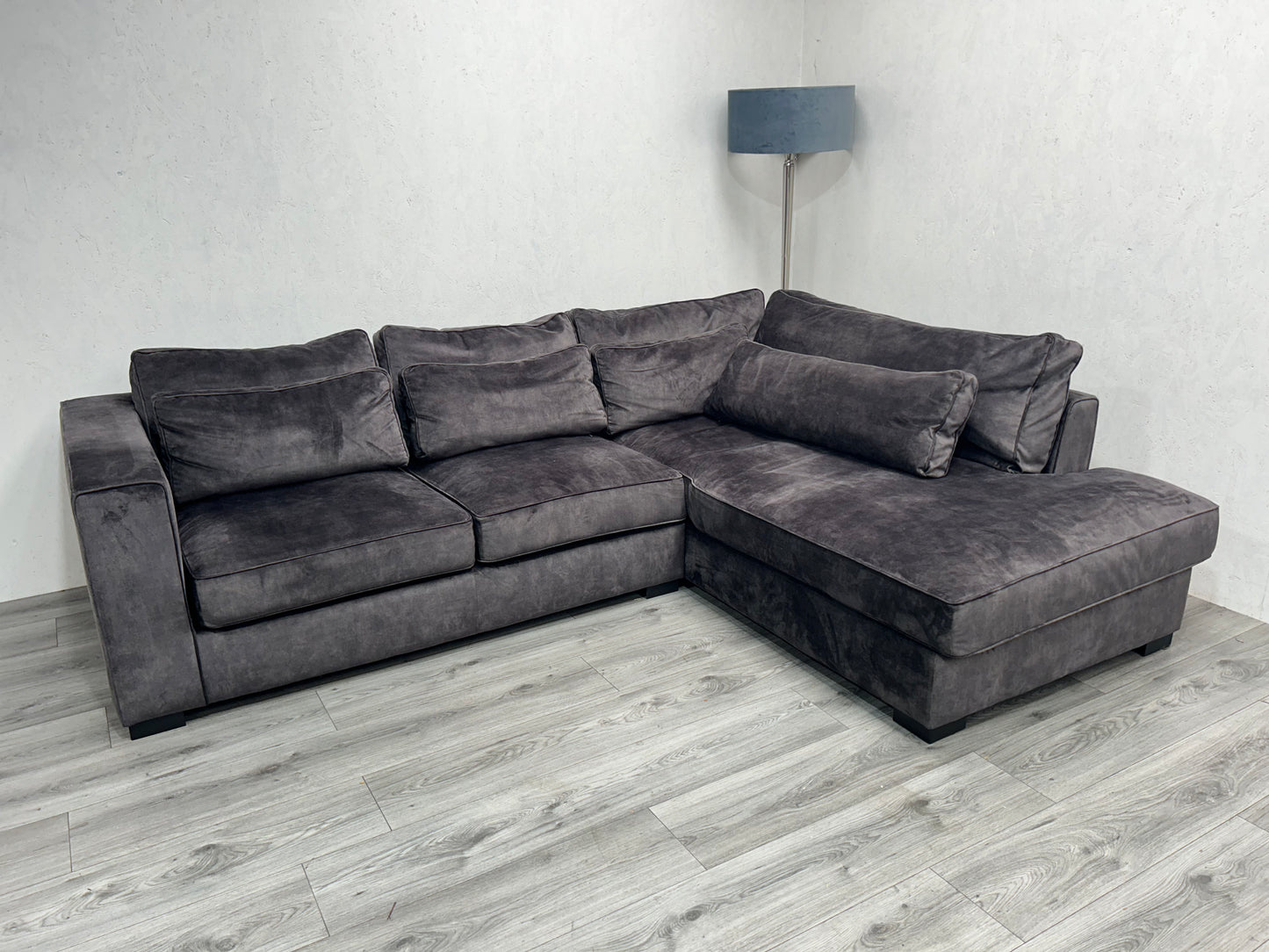 Velvet Antraciet Hoekbank ~ Losse Kussens Met Afneembare Hoezen ~ Nieuwstaat - Banken Bazaar