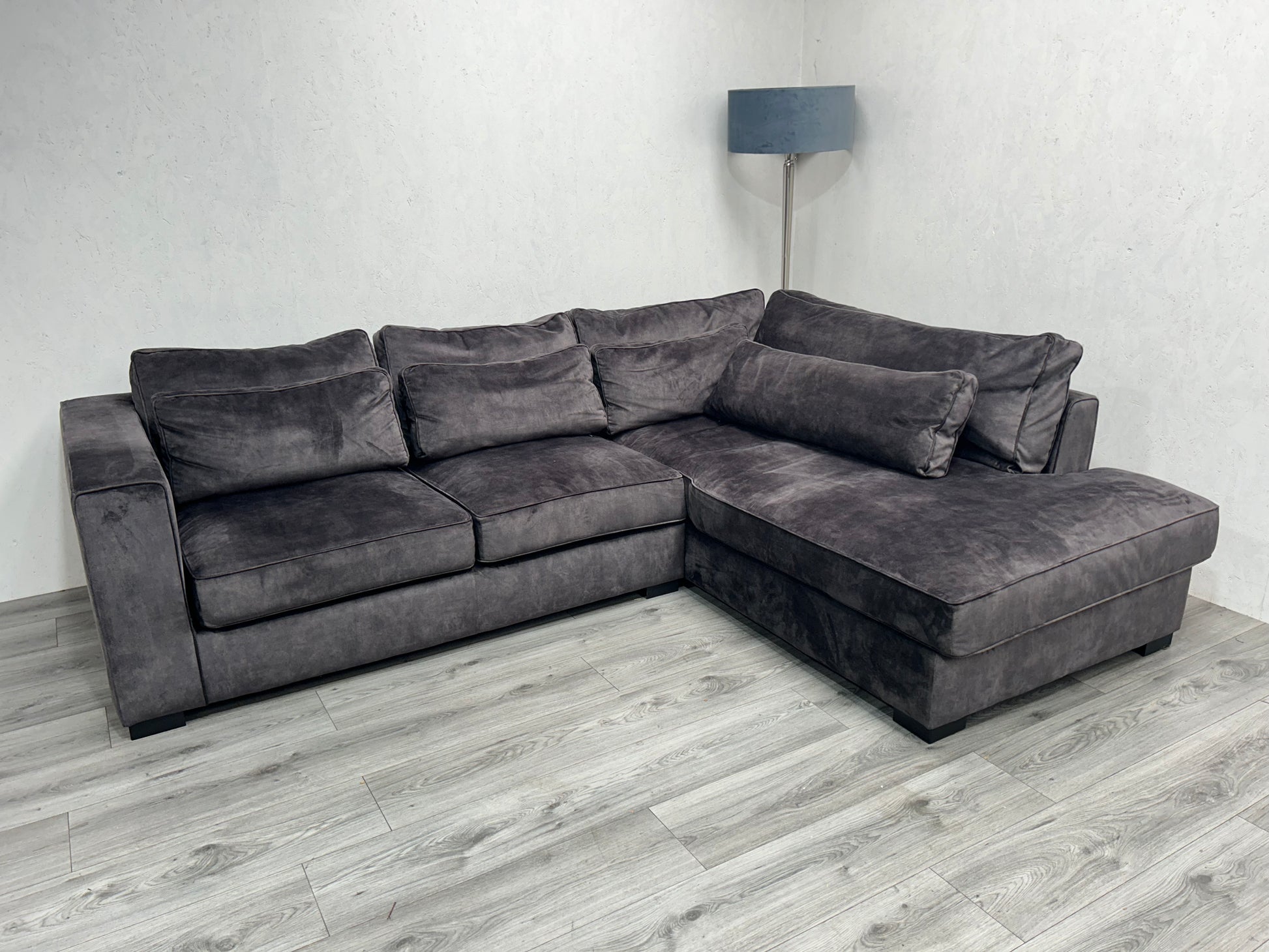 Velvet Antraciet Hoekbank ~ Losse Kussens Met Afneembare Hoezen ~ Nieuwstaat - Banken Bazaar