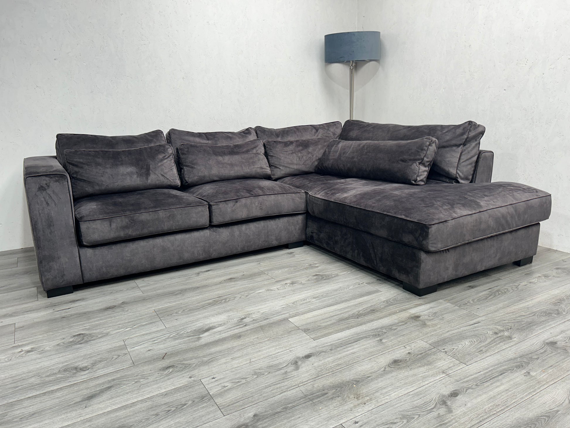 Velvet Antraciet Hoekbank ~ Losse Kussens Met Afneembare Hoezen ~ Nieuwstaat - Banken Bazaar