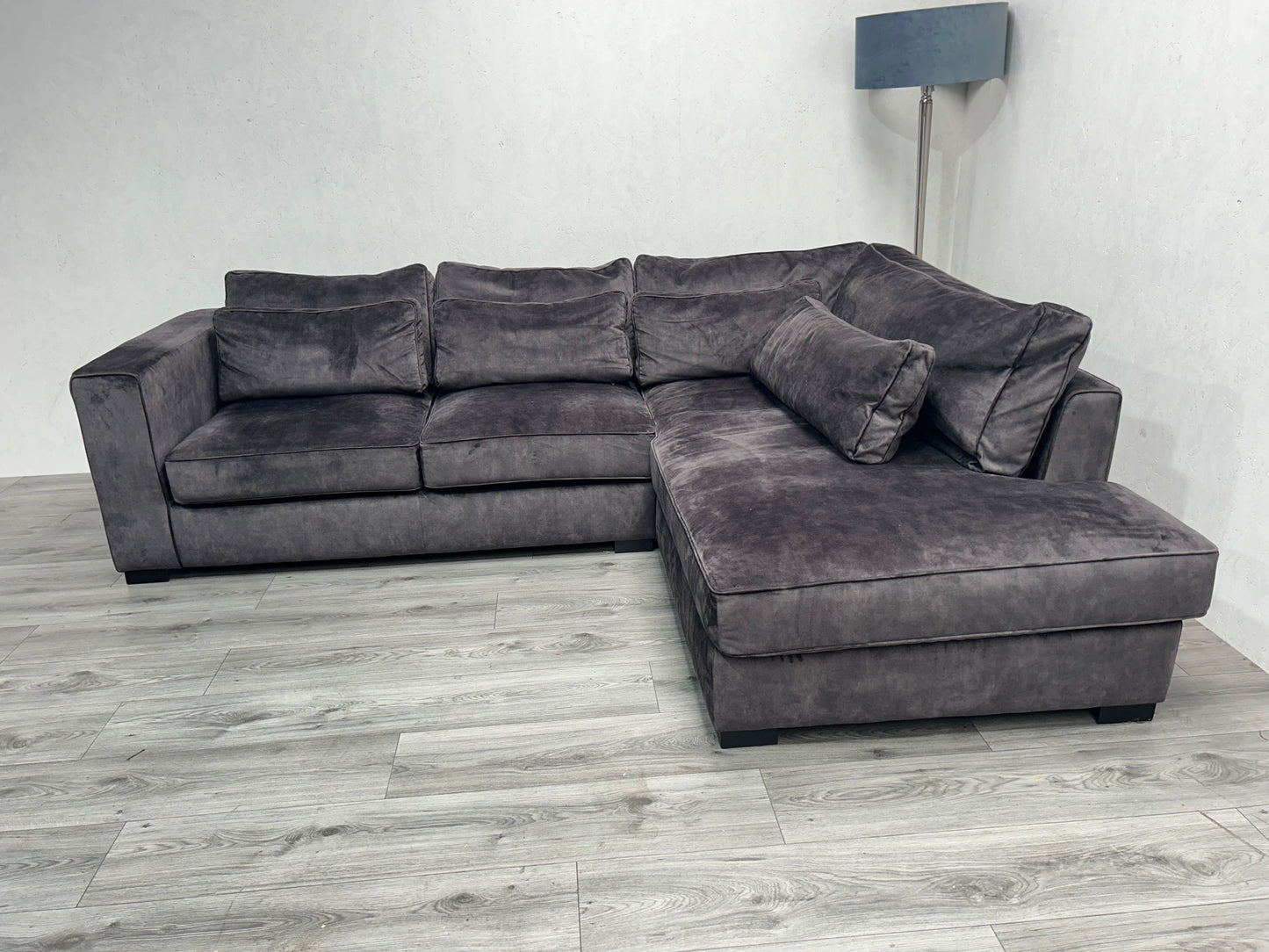 Velvet Antraciet Hoekbank ~ Losse Kussens Met Afneembare Hoezen ~ Nieuwstaat - Banken Bazaar