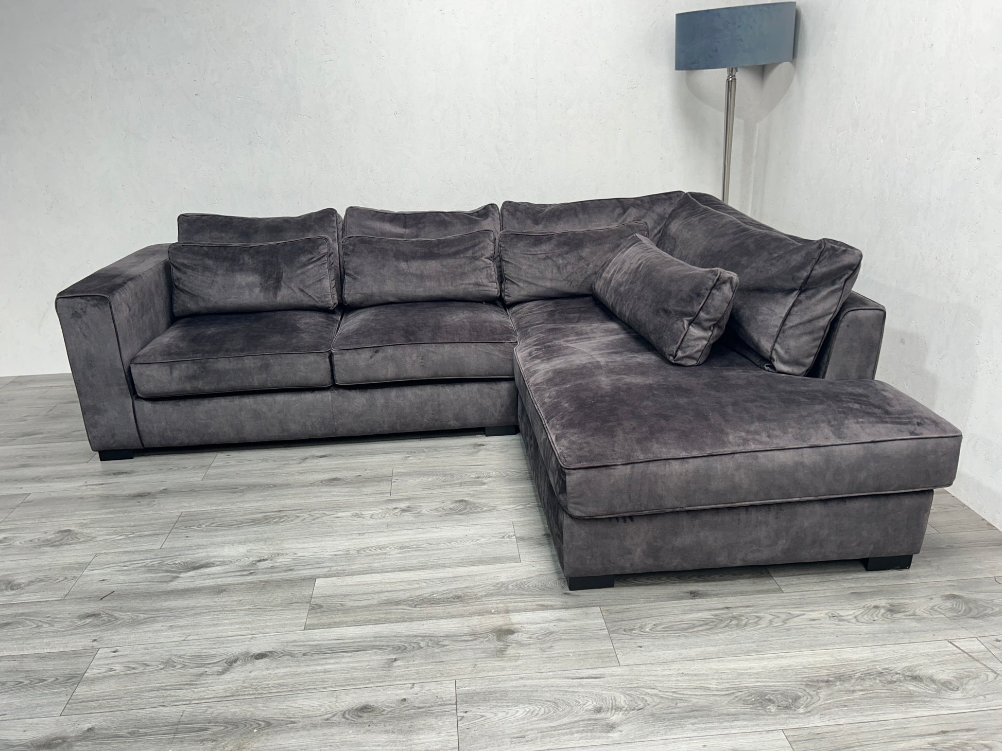 Velvet Antraciet Hoekbank ~ Losse Kussens Met Afneembare Hoezen ~ Nieuwstaat - Banken Bazaar