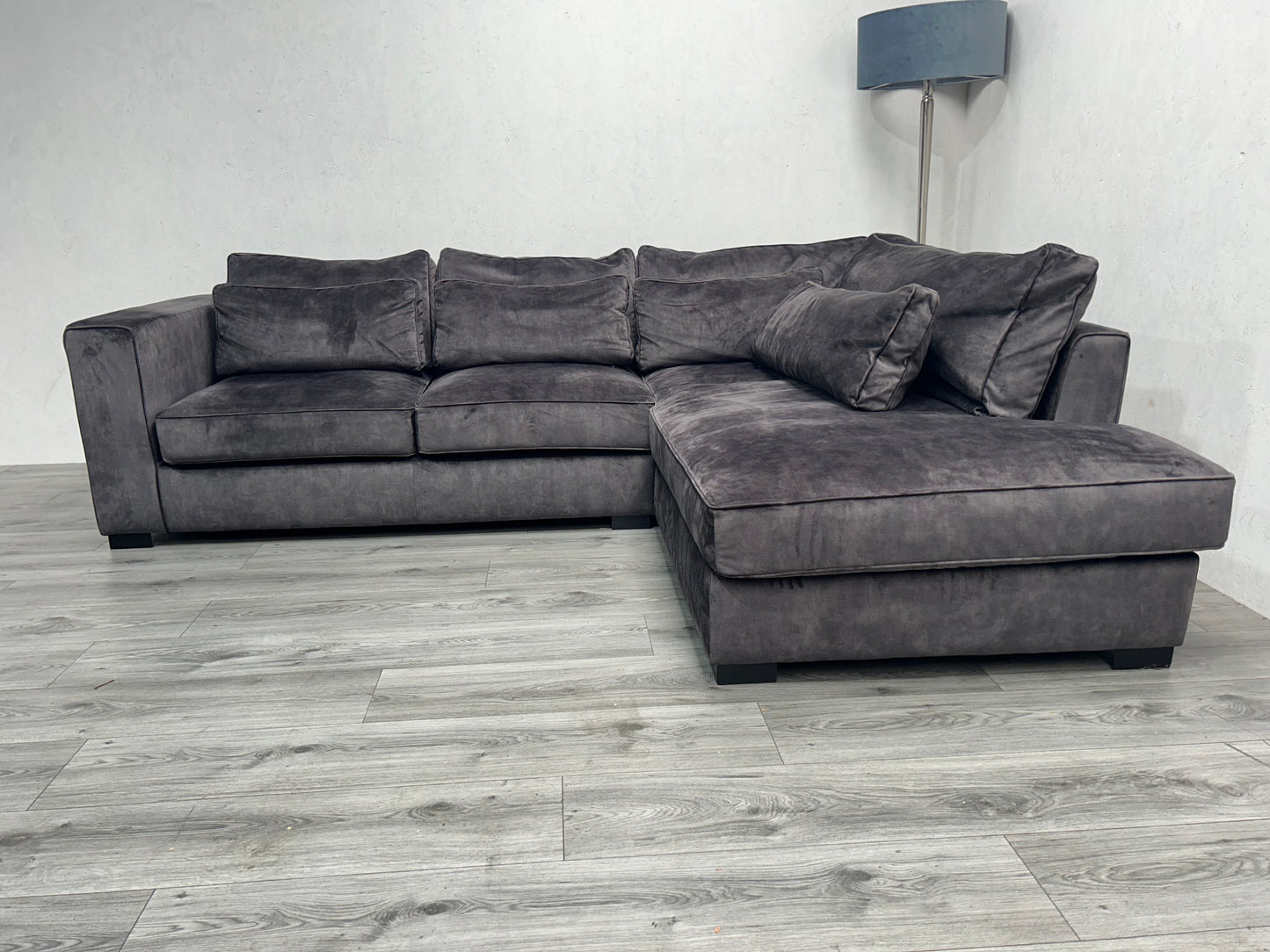 Velvet Antraciet Hoekbank ~ Losse Kussens Met Afneembare Hoezen ~ Nieuwstaat - Banken Bazaar