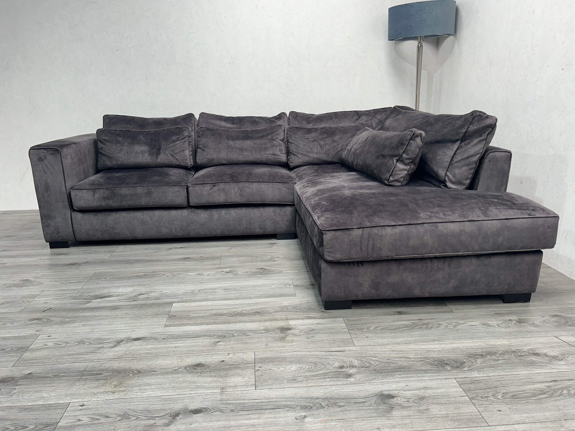 Velvet Antraciet Hoekbank ~ Losse Kussens Met Afneembare Hoezen ~ Nieuwstaat - Banken Bazaar